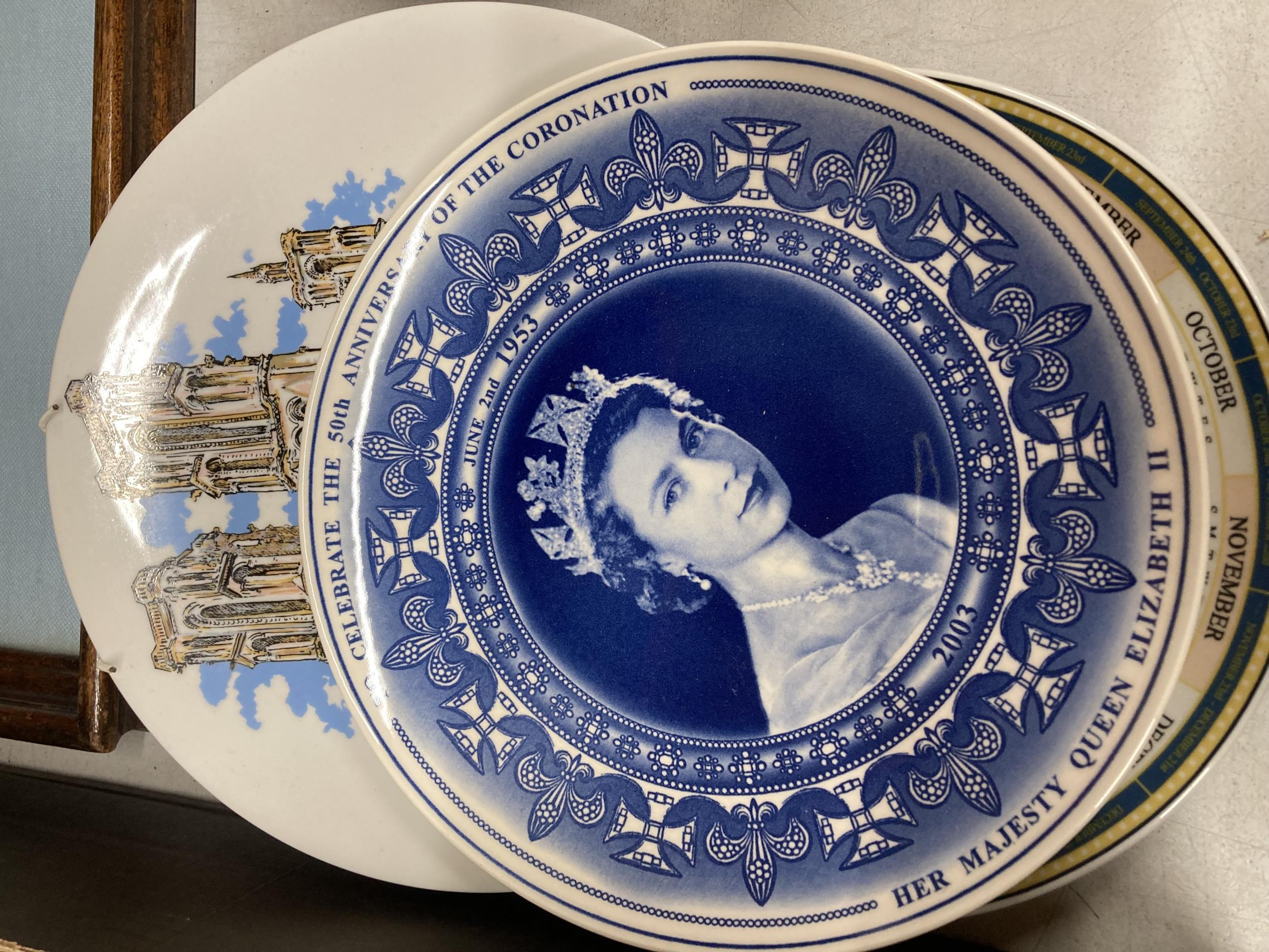 TWO BOXED WEDGWOOD CALENDAR PLATES TOGETHER WITH TWO BOXED WEDGWOOD CORONATION PLATES PLUS AN OAK - Image 2 of 6