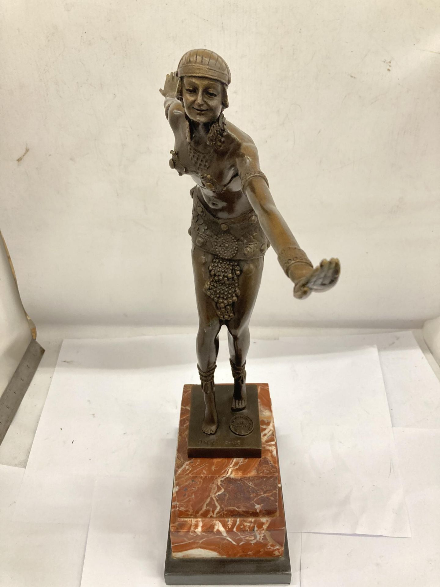 A REPRODUCTION ART DECO STYLE BRONZE MODEL OF A LADY WITH ARMS OUTSTRETCHED, SIGNED CHIPARUS - Bild 4 aus 5