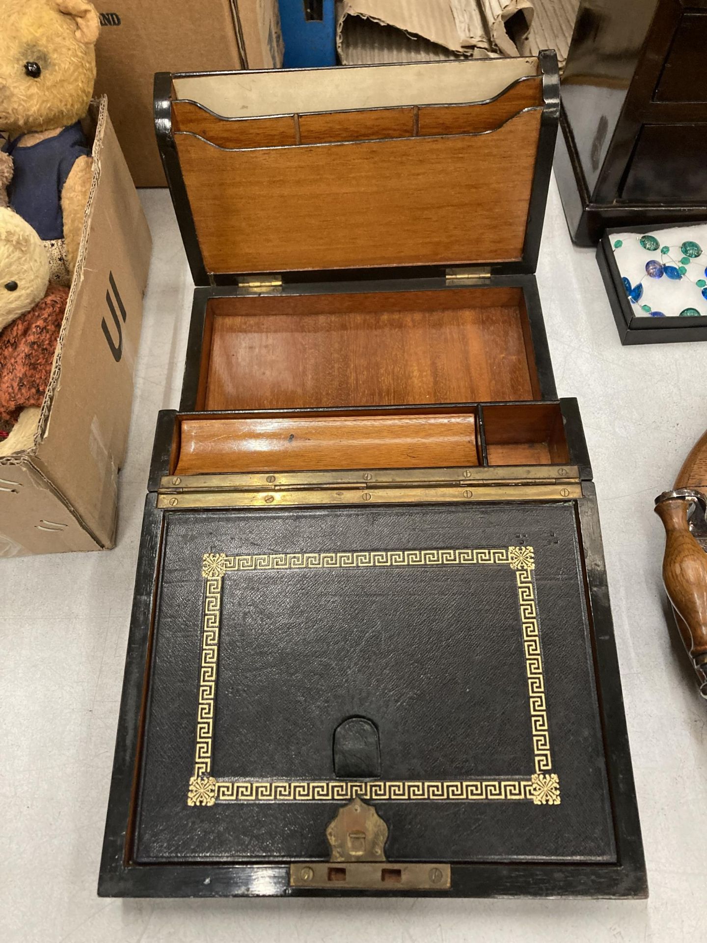 A WALNUT WRITING SLOPE BOX WITH INNER BLACK LEATHER WRITING SECTION - Image 2 of 5