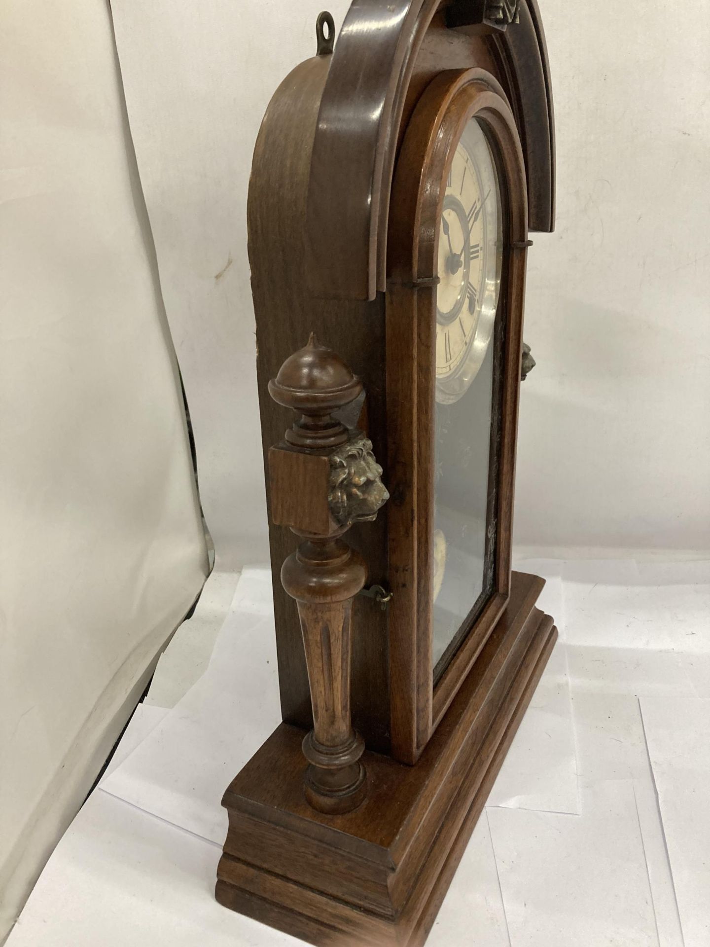 A VINTAGE OAK CHIMING MANTLE CLOCK WITH COLUMN SUPPORTS HAVING LION HEAD DESIGN, WITH PENDULUM, - Image 6 of 7
