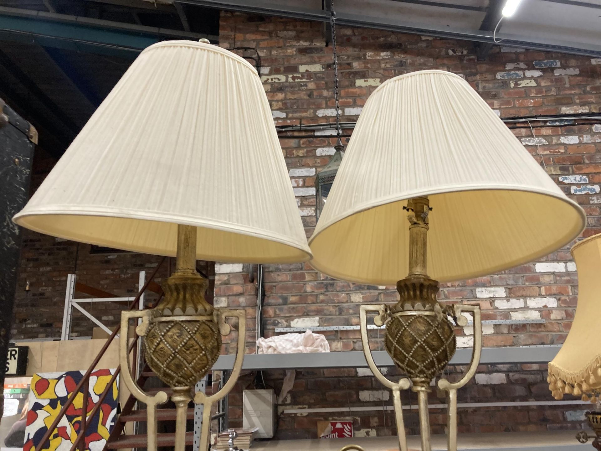 A PAIR OF LARGE HEAVY TABLE LAMPS WITH PINEAPPLE DESIGN, HEIGHT 65CM - Image 2 of 4