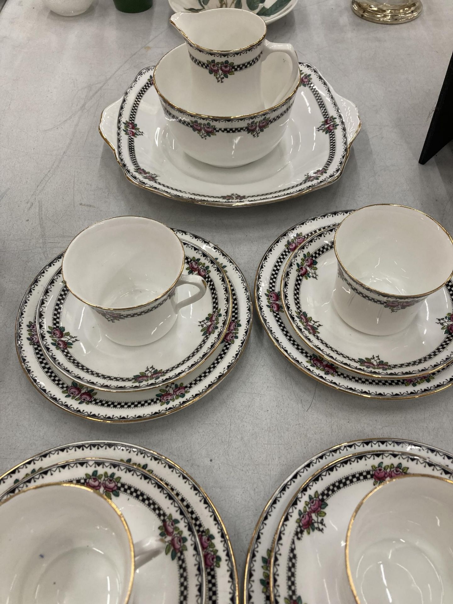 A VICTORIAN CHINA TEASET TO INCLUDE CAKE PLATE, SUGAR BOWL, CREAM JUG, CUPS, SAUCERS AND SIDE PLATES - Image 3 of 3