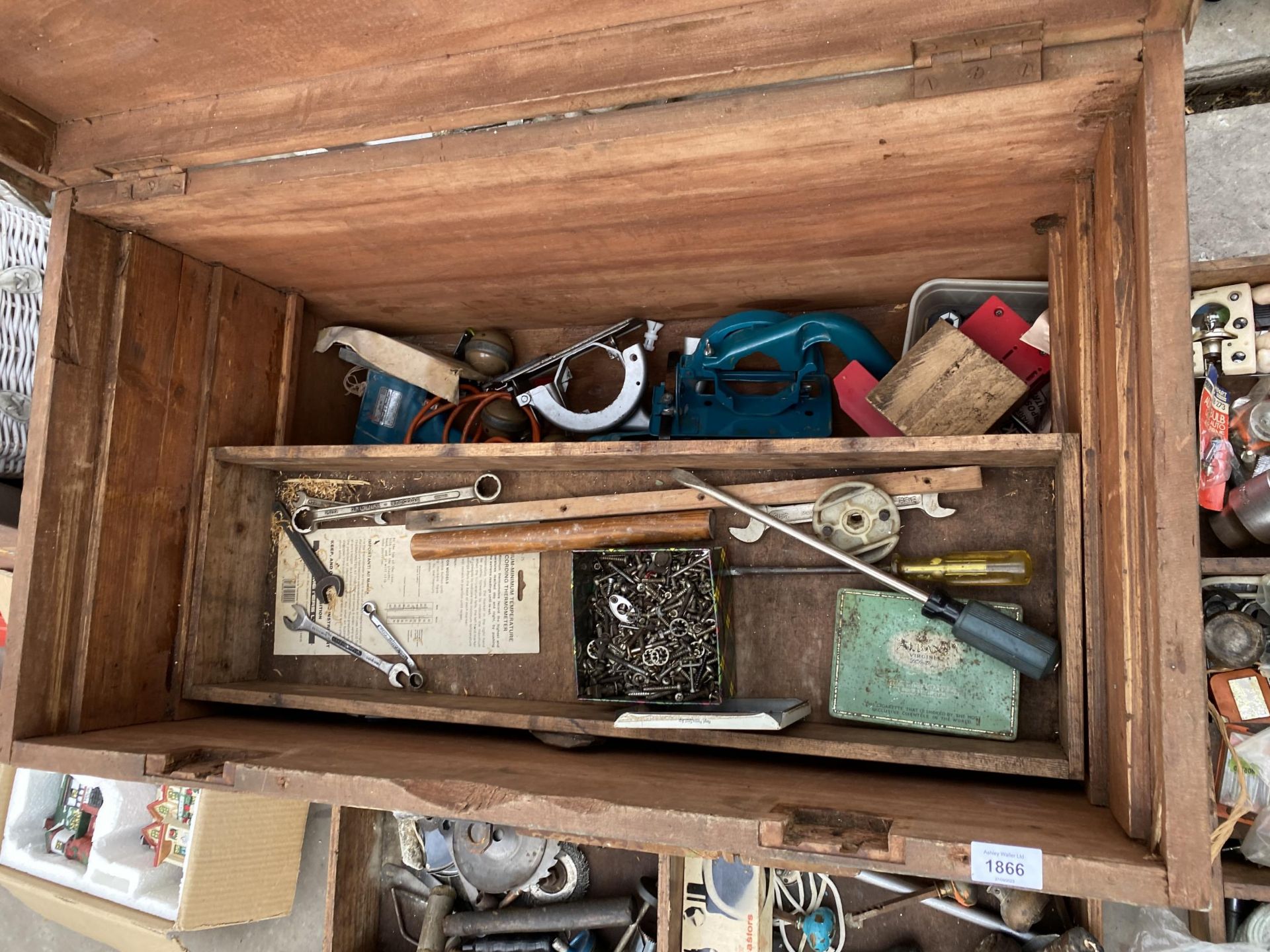 A LARGE VINTAGE ENGINEERS CHEST CONTAINING A LARGE ASSORTMENT OF TOOLS - Image 2 of 9