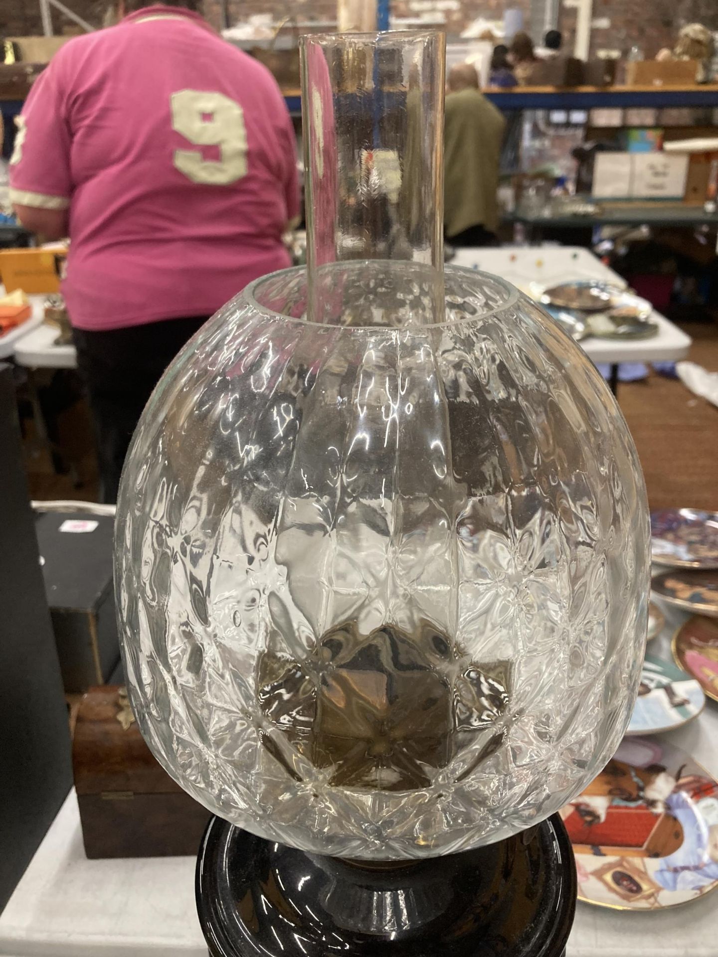 A VINTAGE BRASS AND GLASS OIL LAMP ON MARBLE BASE - Image 2 of 3