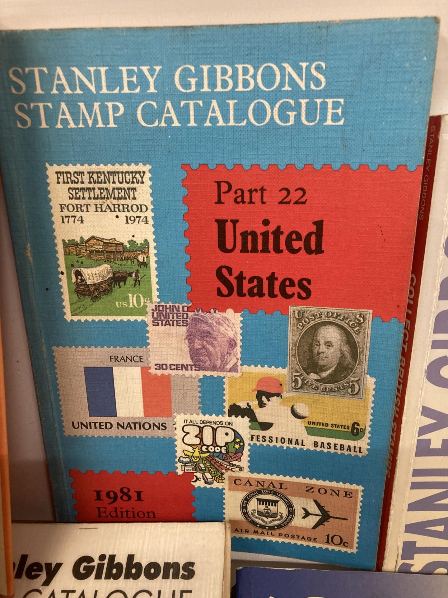 VARIOUS ITEMS TO INCLUDE TWO STANLEY GIBBONS STAMP BOOKS 1995 - 2001, FIVE STAMP MAGAZINES, SIX - Image 7 of 8
