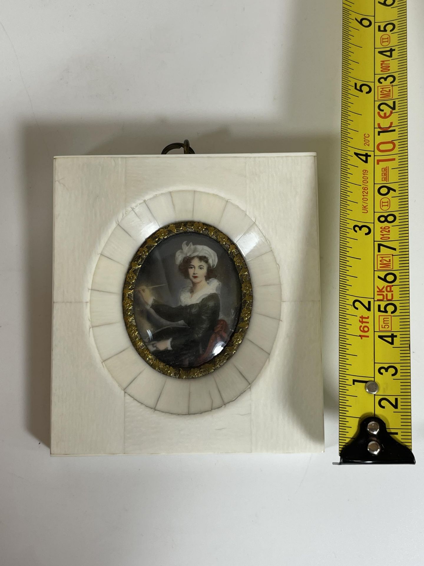 AN ANTIQUE PORTRAIT MINIATURE OF A LADY PAINTING WITH GILT BORDER - Bild 6 aus 6