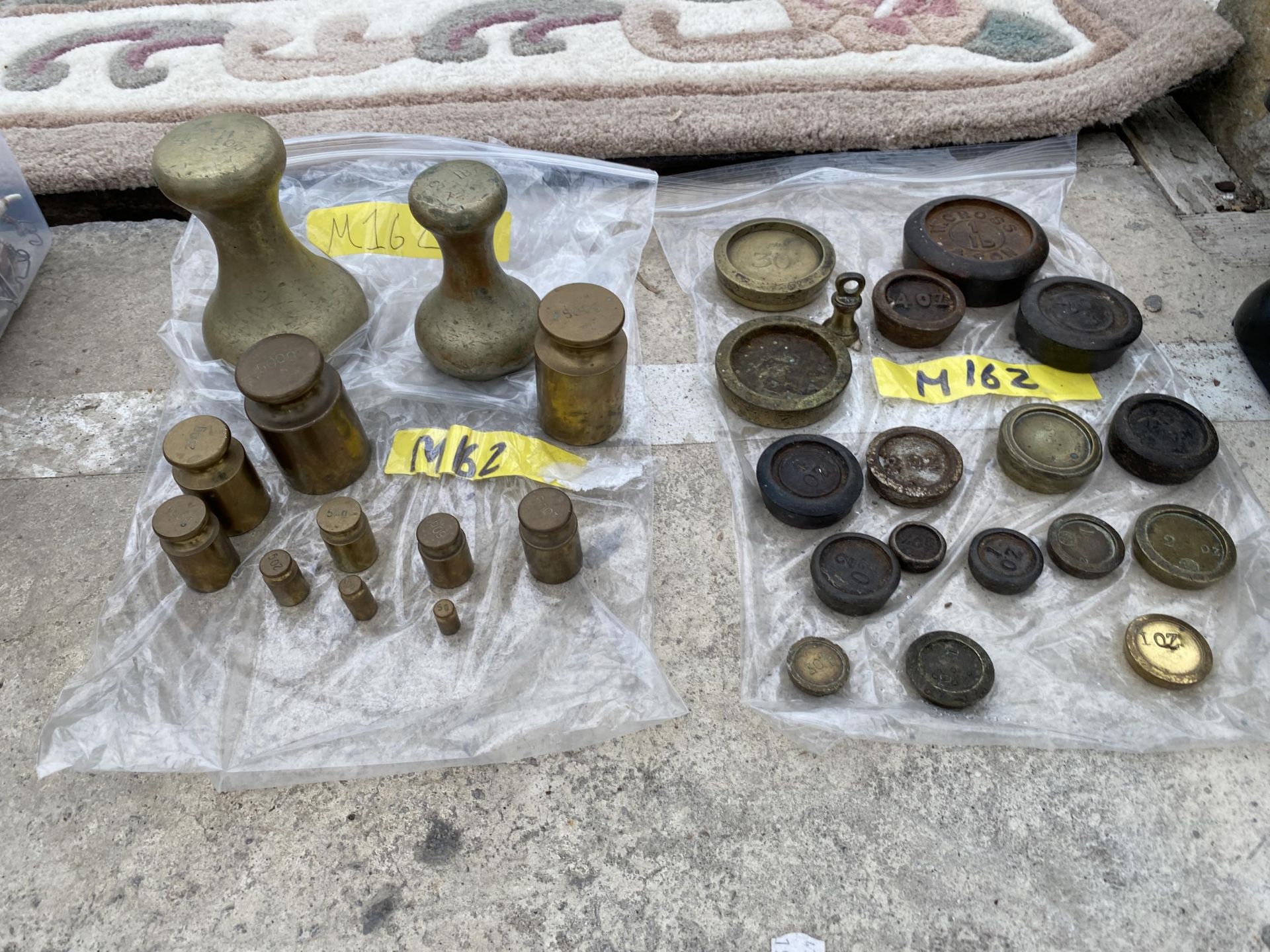A SET OF VINTAGE 'THE QUEEN' BALANCE SCALES AND A LARGE ASSORTMENT OF VINTAGE WEIGHTS - Image 3 of 3