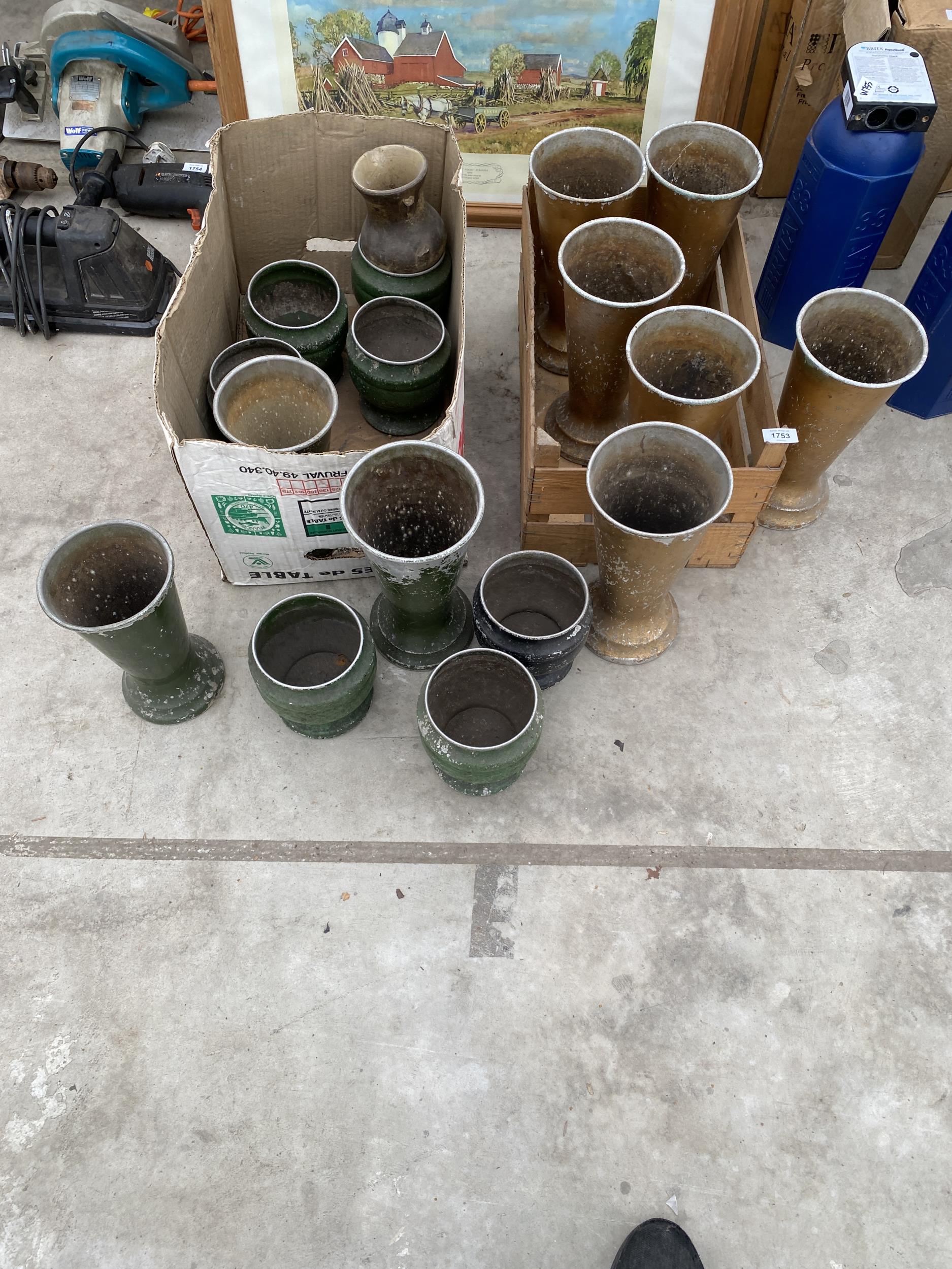 AN ASSORTMENT OF DECORATIVE METAL VASES AND PLANT POTS - Image 4 of 4