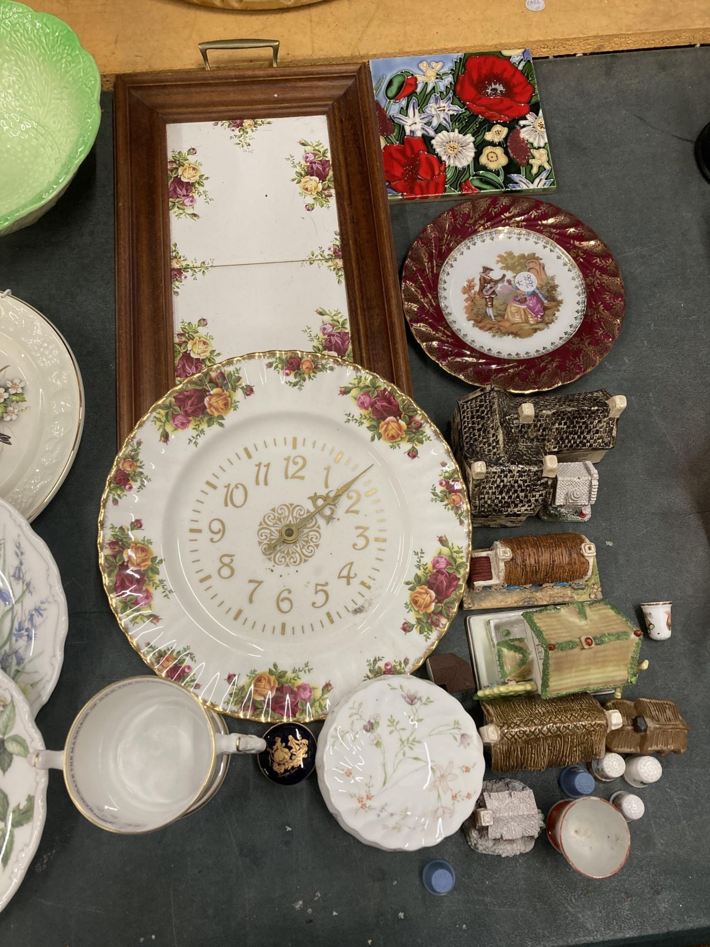 A COLLECTION OF CERAMIC COTTAGES, ROYAL ALBERT 'OLD COUNTRY ROSES' CLOCK AND TRAY, TRINKET BOX, ETC