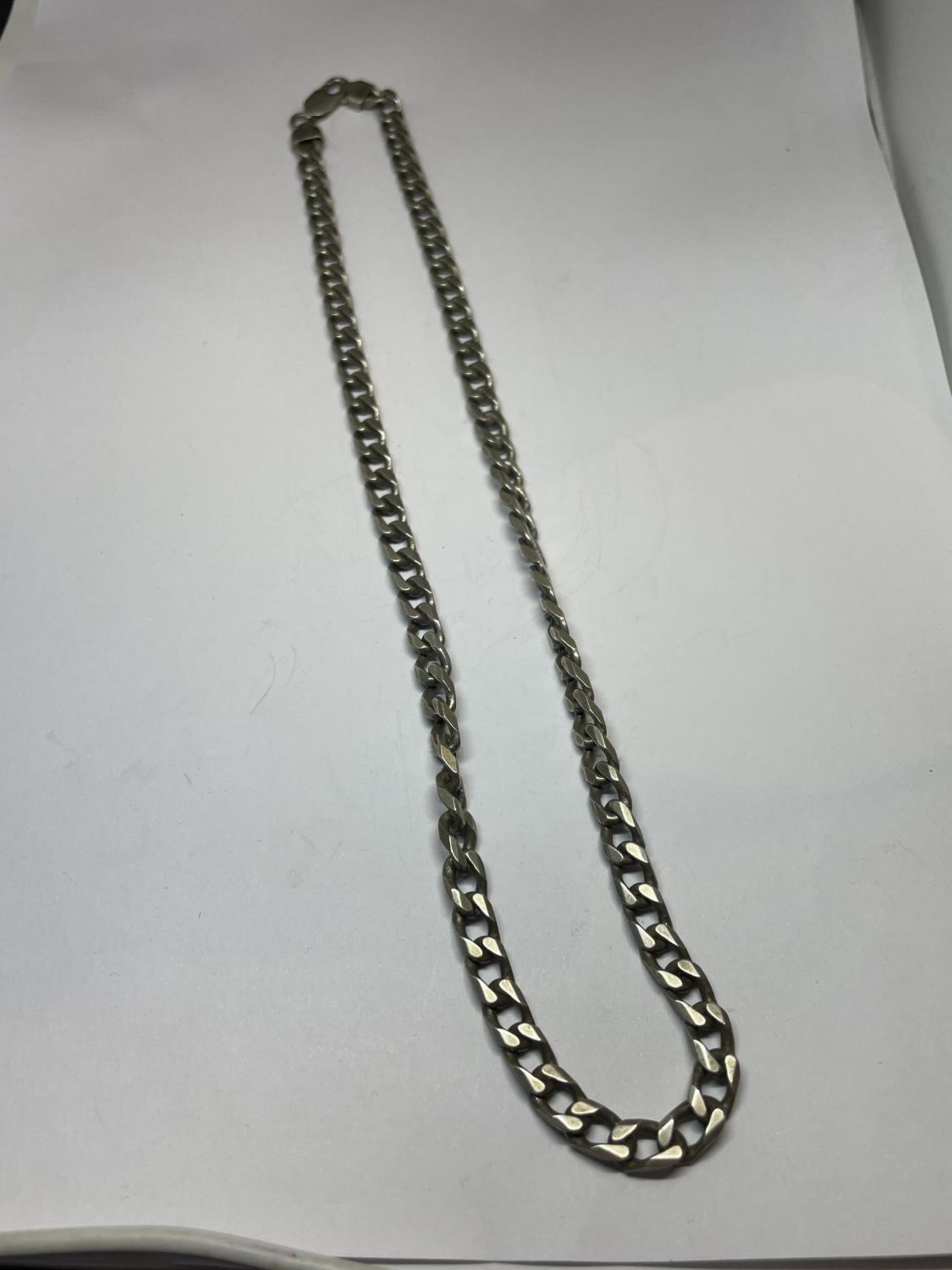 A HEAVY SILVER FLAT LINK NECKLACE LENGTH 20"