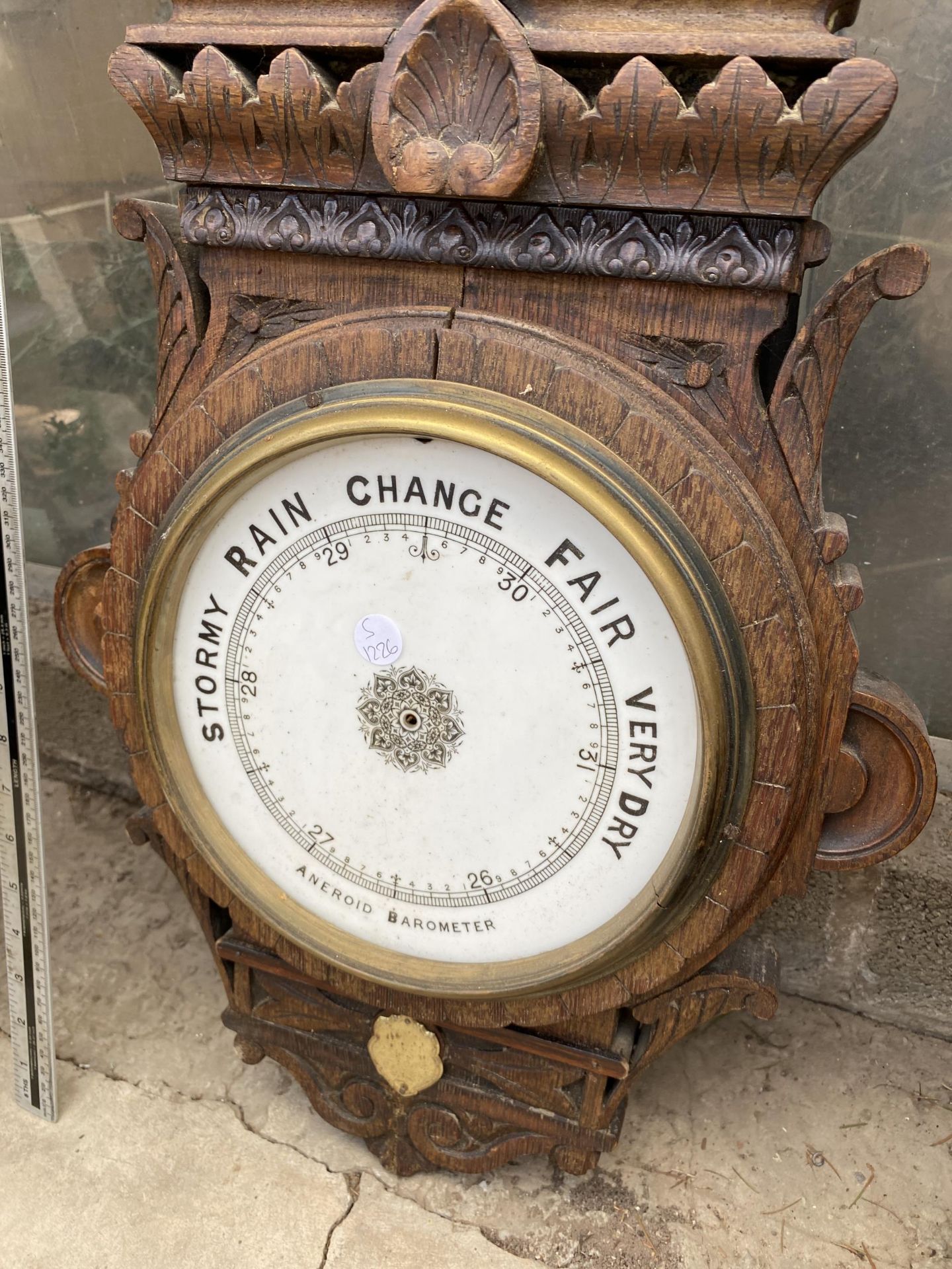 A DECORATIVE OAK CASED ANEROID BAROMETER - Image 3 of 4