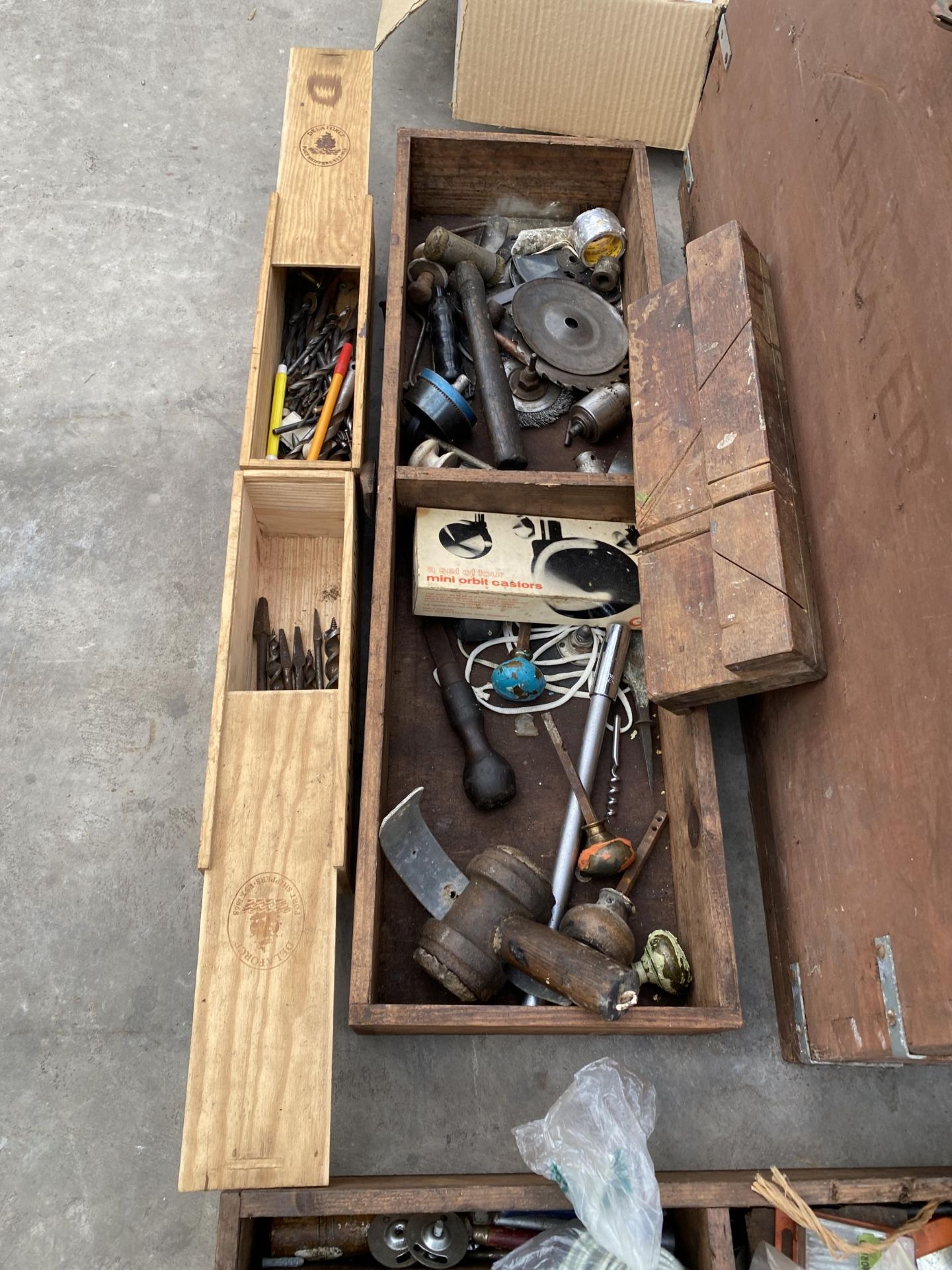 A LARGE VINTAGE ENGINEERS CHEST CONTAINING A LARGE ASSORTMENT OF TOOLS - Image 3 of 9