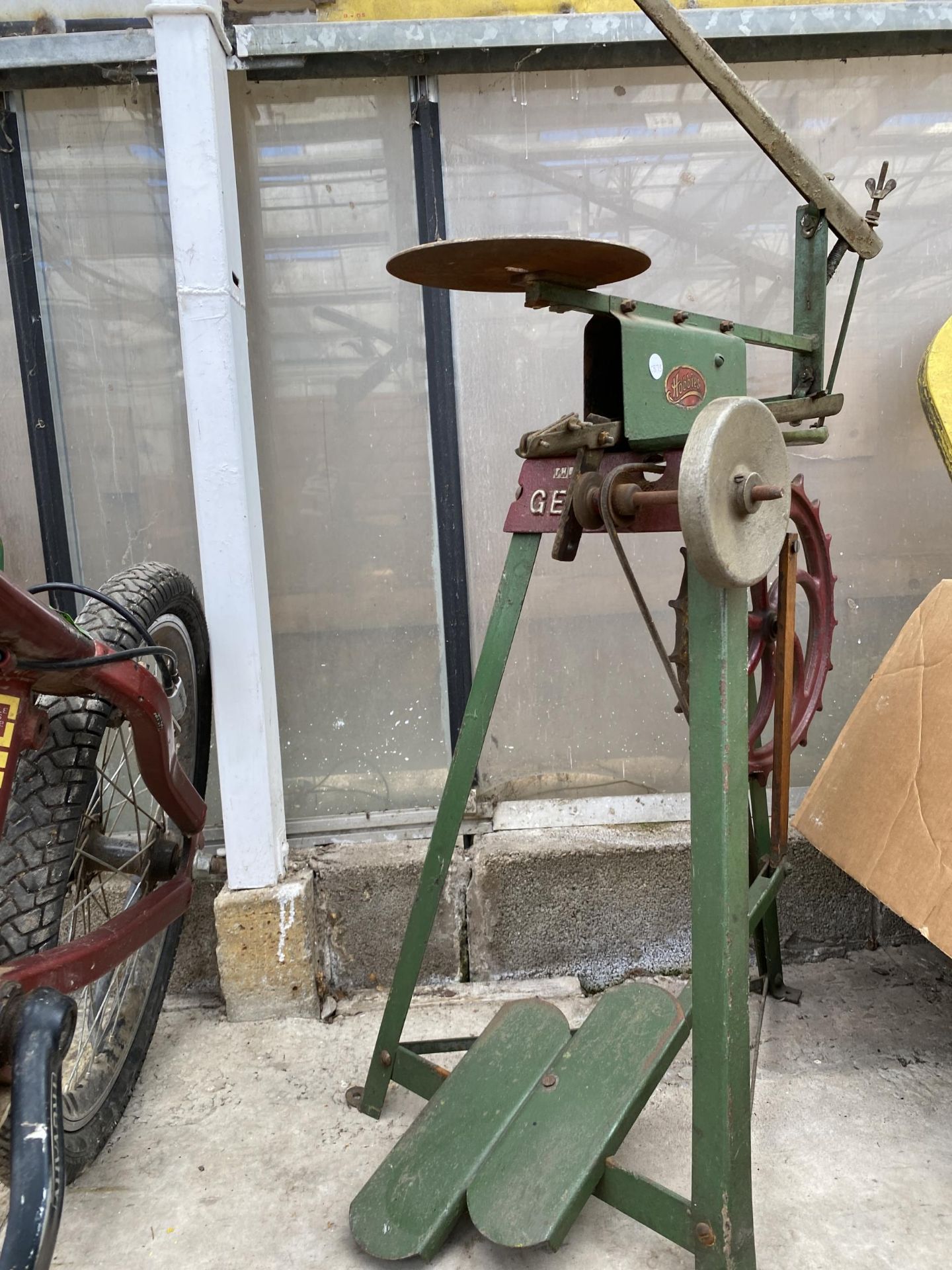 A VINTAGE 'HOBBIES' TREDAL SCROLL SAW - Bild 3 aus 4