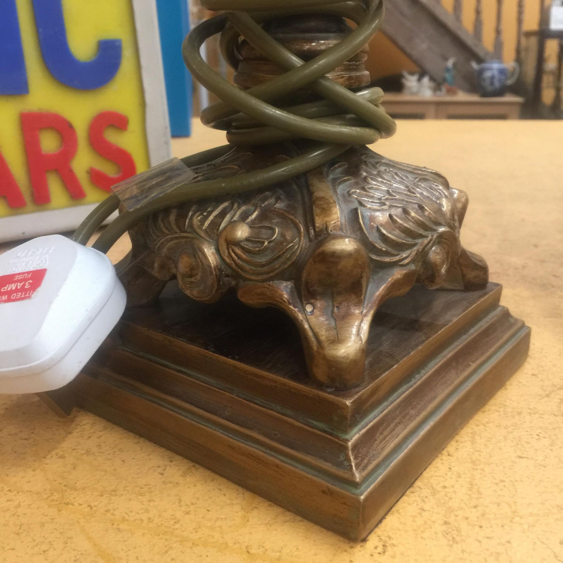 A VINTAGE BRASS AND RED GLASS TABLE LAMP - Image 2 of 4