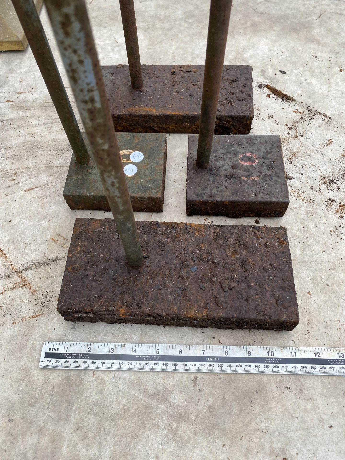 FOUR VINTAGE CAST IRON DOORSTOP BLOCKS OF TWO DIFFERENT SIZES - Image 3 of 3