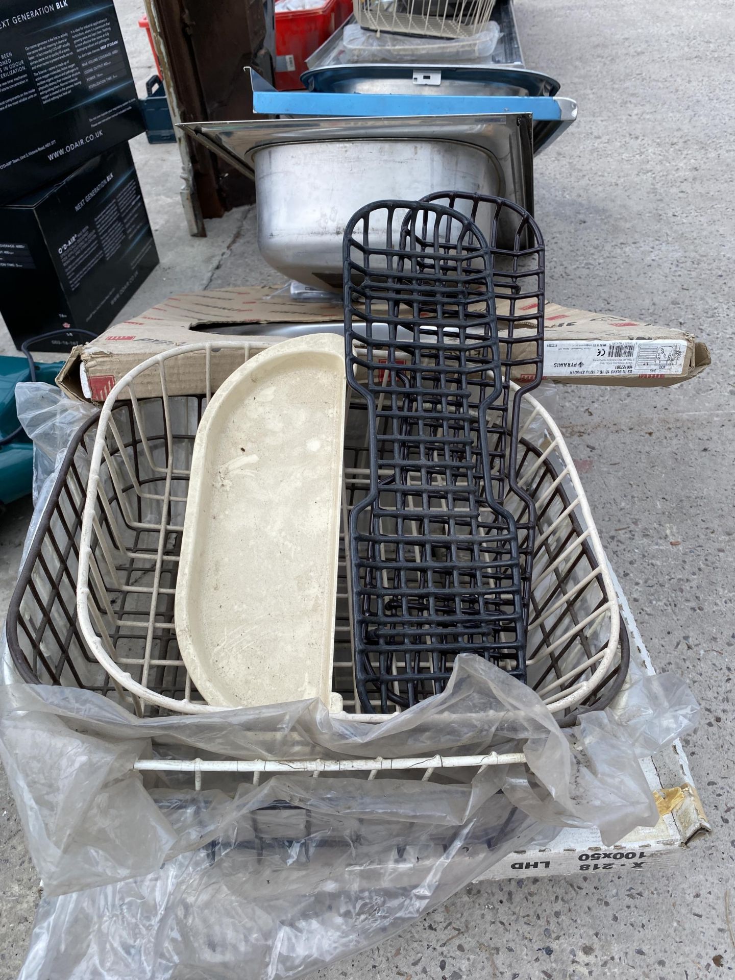 AN ASSORTMENT OF STAINLESS STEEL KITCHEN SINKS - Image 3 of 4