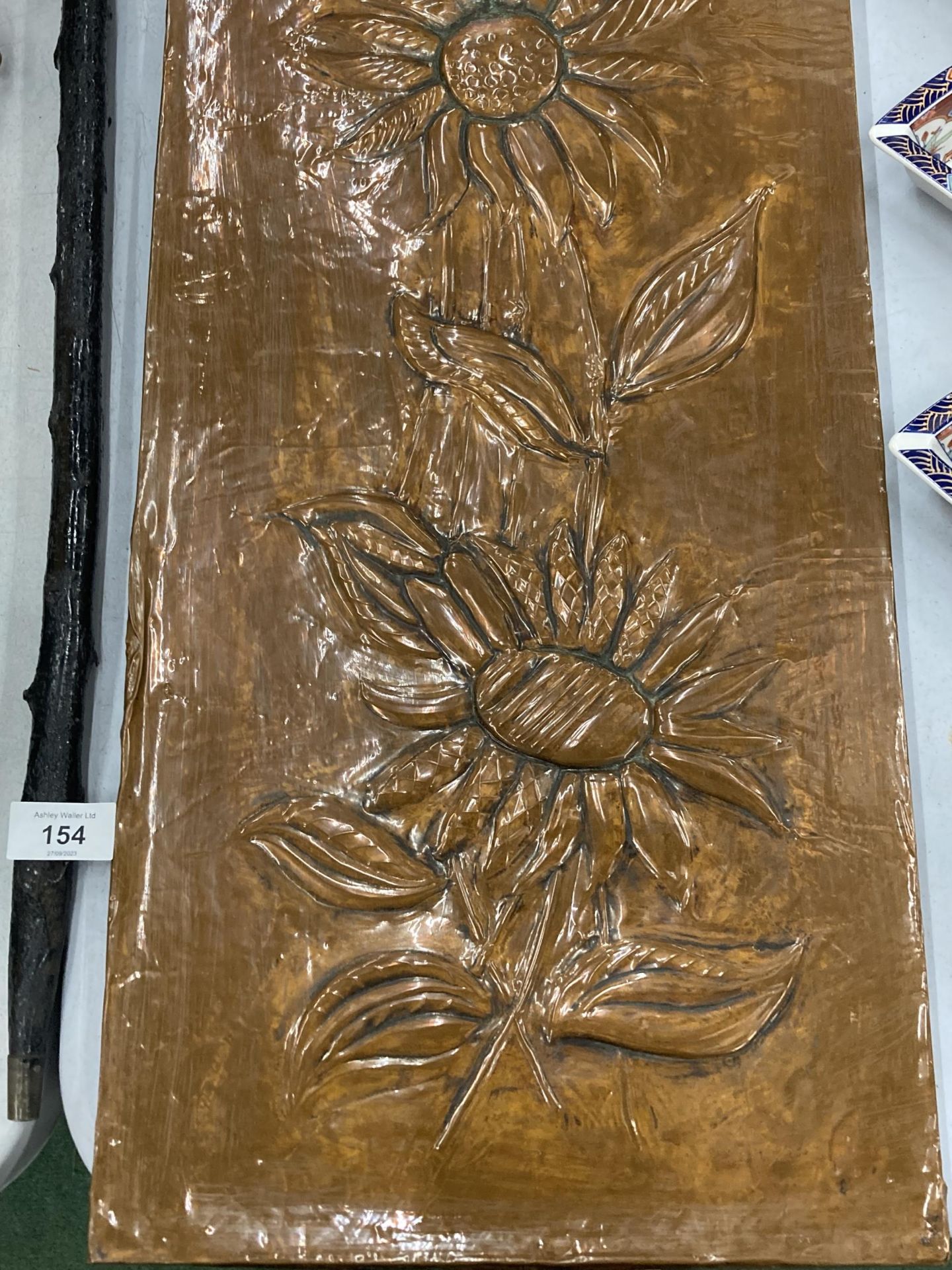 AN ARTS AND CRAFTS COPPER PANEL, WITH WOODEN BACK AND FLORAL DESIGN, 30CM X 88CM - Bild 2 aus 3