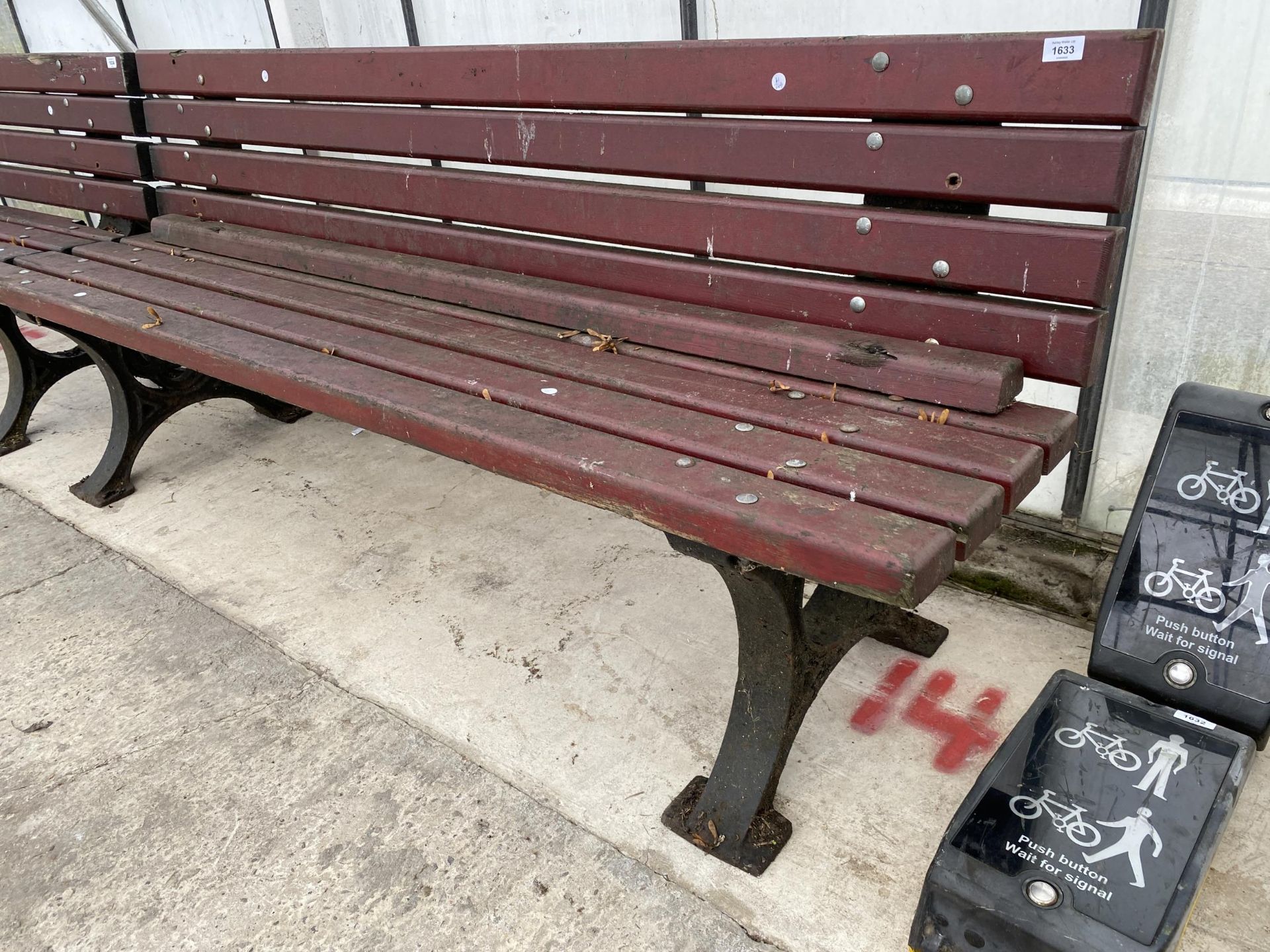 A LARGE HEAVY DUTY WOODEN SLATTED PARK BENCH WITH HEAVY CAST ENDS (L:200CM)