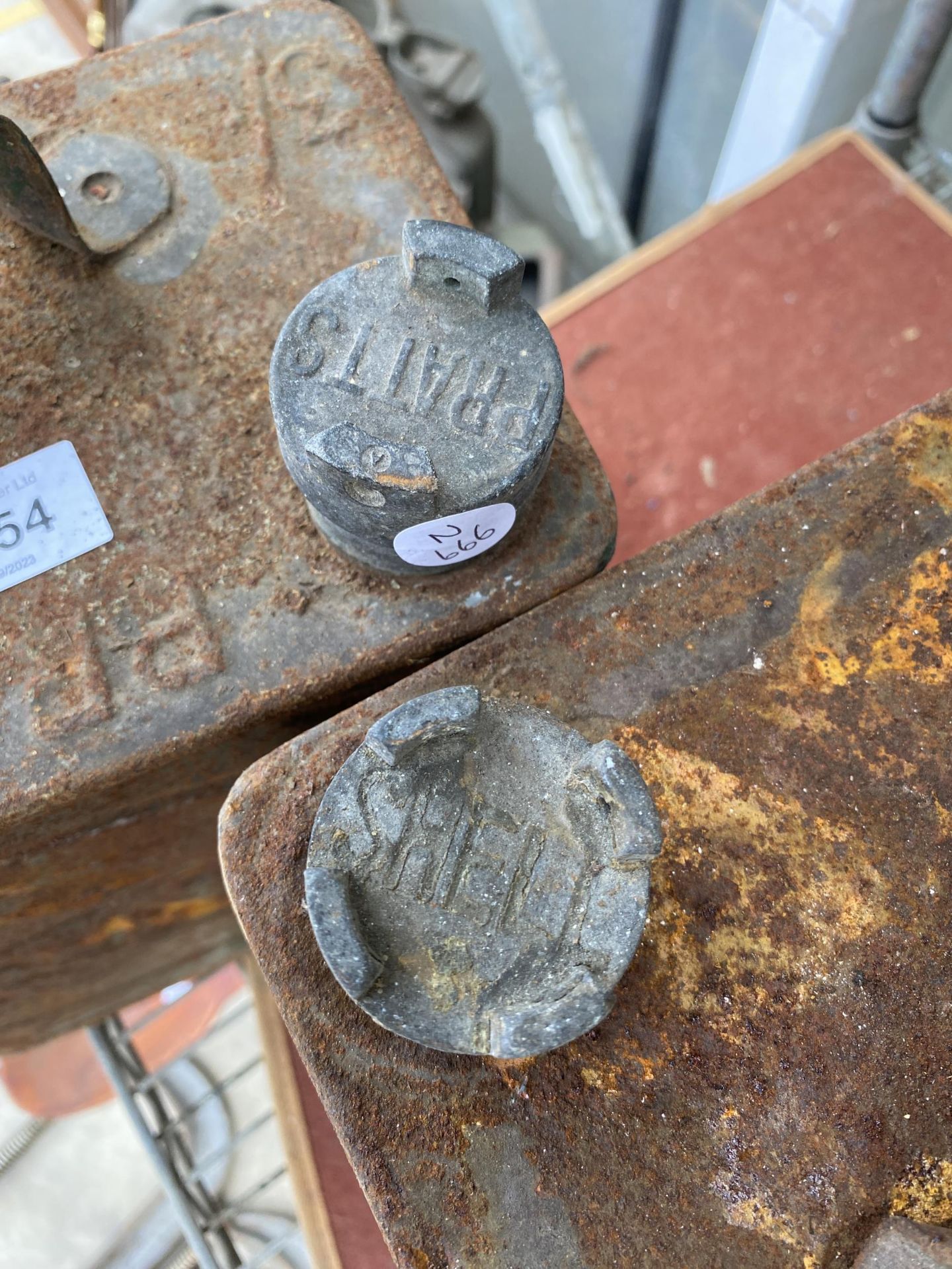 TWO VINTAGE FUEL CANS TO INCLUDE A PRATTS EXAMPLE, BOTH WITH BRASS CAP PRESENT - Bild 3 aus 3