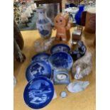 A QUANTITY OF ROYAL COPENHAGEN CABINET PLATES, CERAMIC DUCKS, A GINGERBREAD MAN STORAGE JAR,