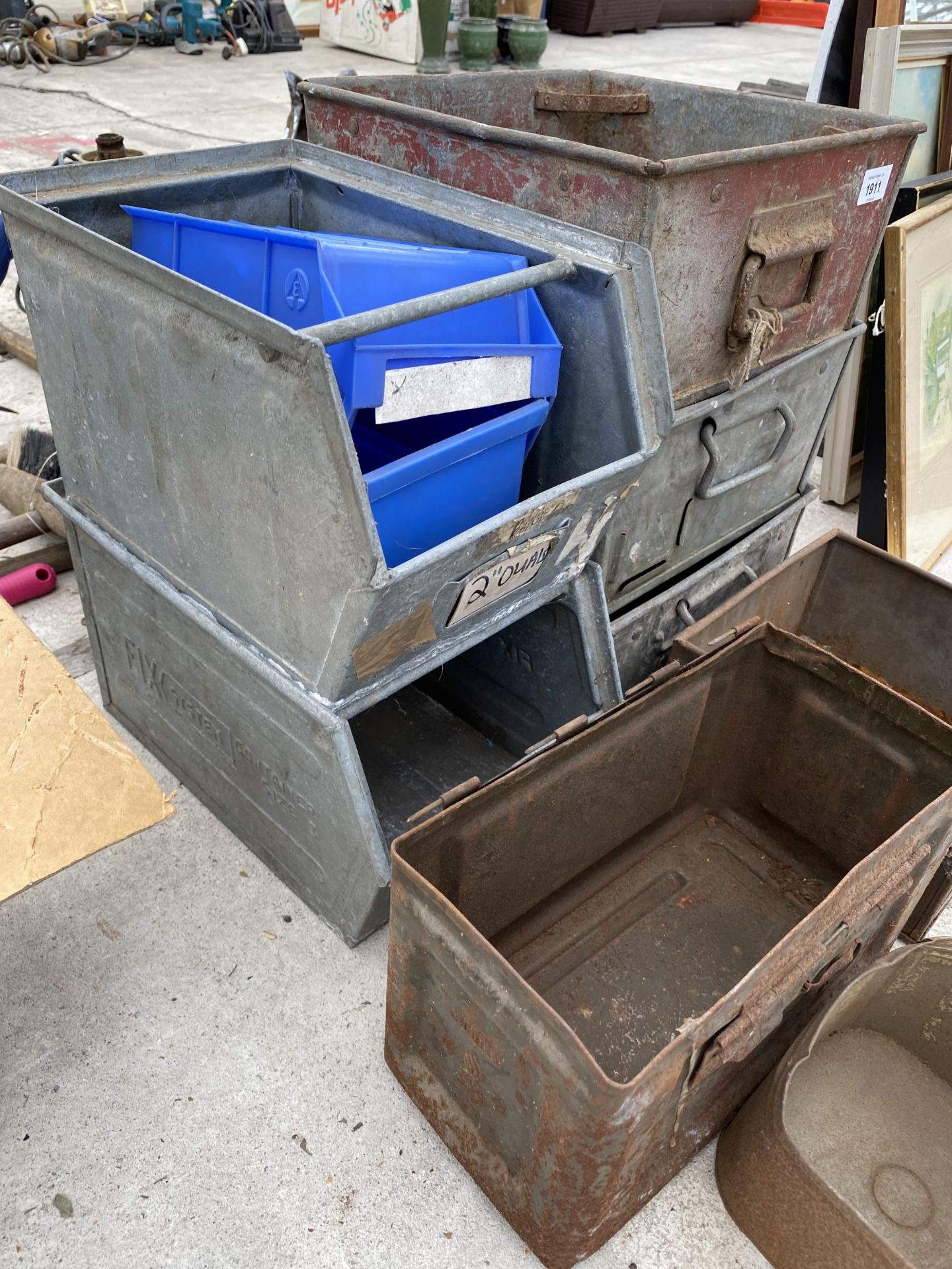 AN ASSORTMENT OF GALVANISED AND PLASTIC STORAGE CONTAINERS - Bild 2 aus 2