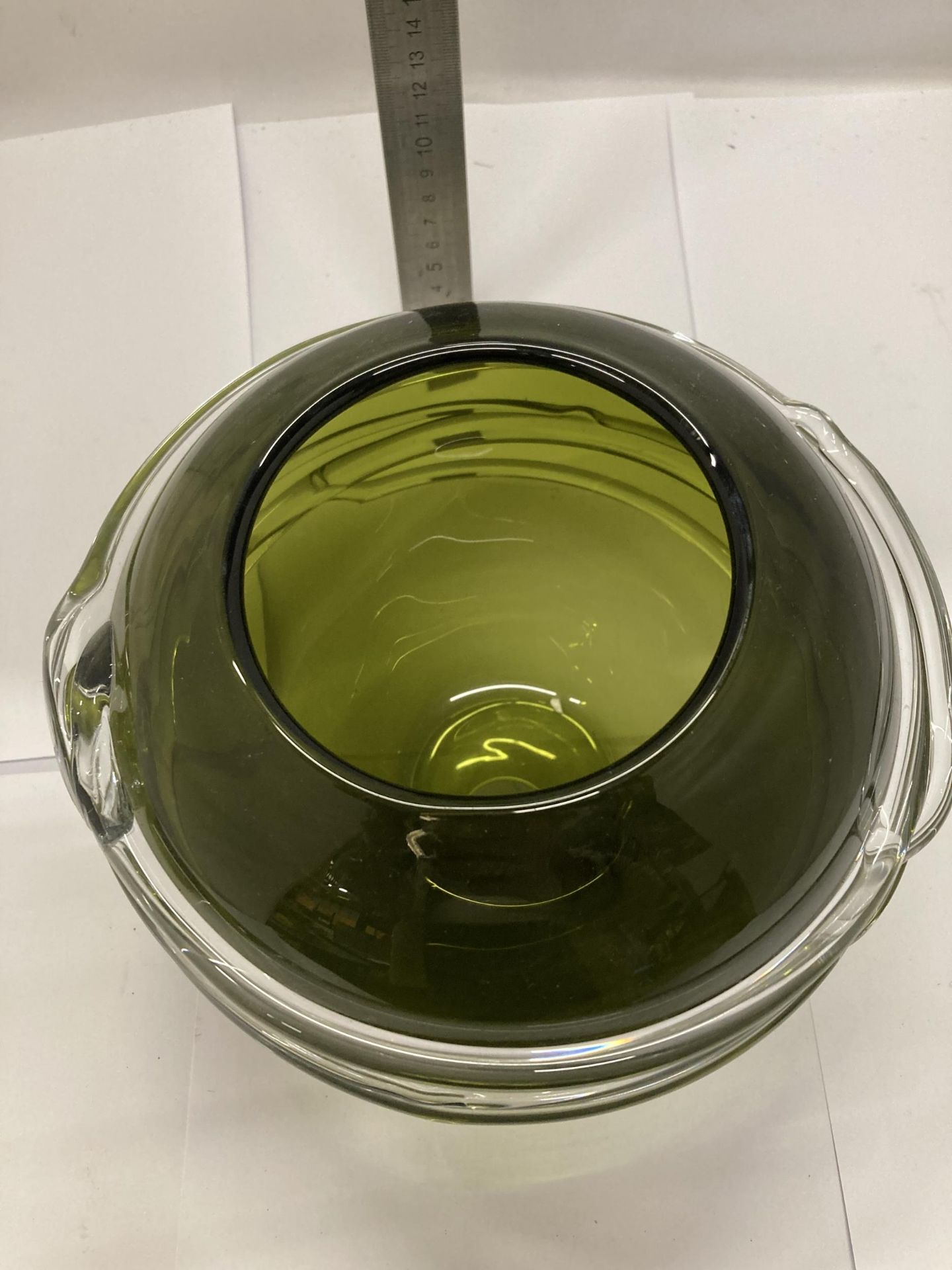 A SPHERICAL GREEN ART GLASS VASE,HEIGHT 18CM - Bild 2 aus 2