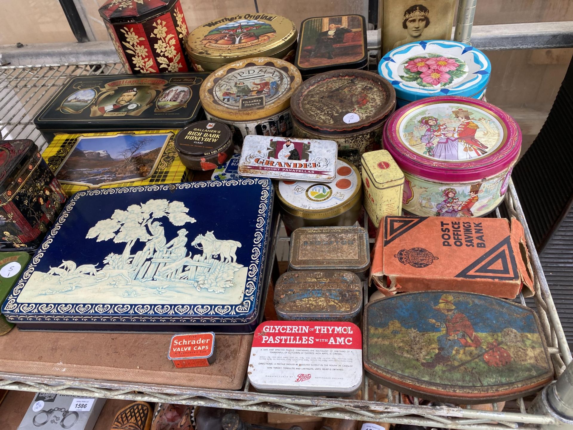 A LARGE ASSORTMENT OF VARIOUS VINTAGE TINS - Image 4 of 5