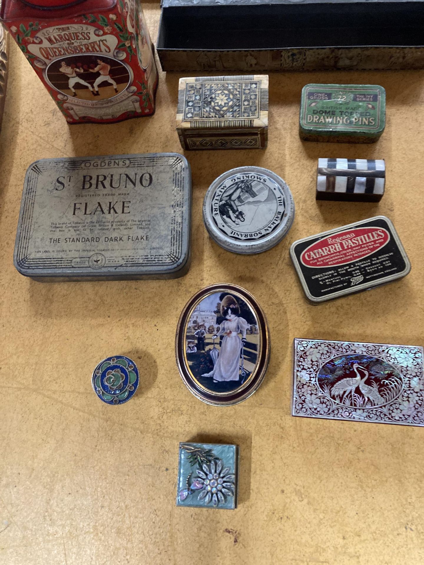A COLLECTION OF VINTAGE TINS AND BOXES TO INCLUDE MOTHER OF PEARL, ROWNTREE, OGDEN'S ST BRUNO, ETC - Image 2 of 4