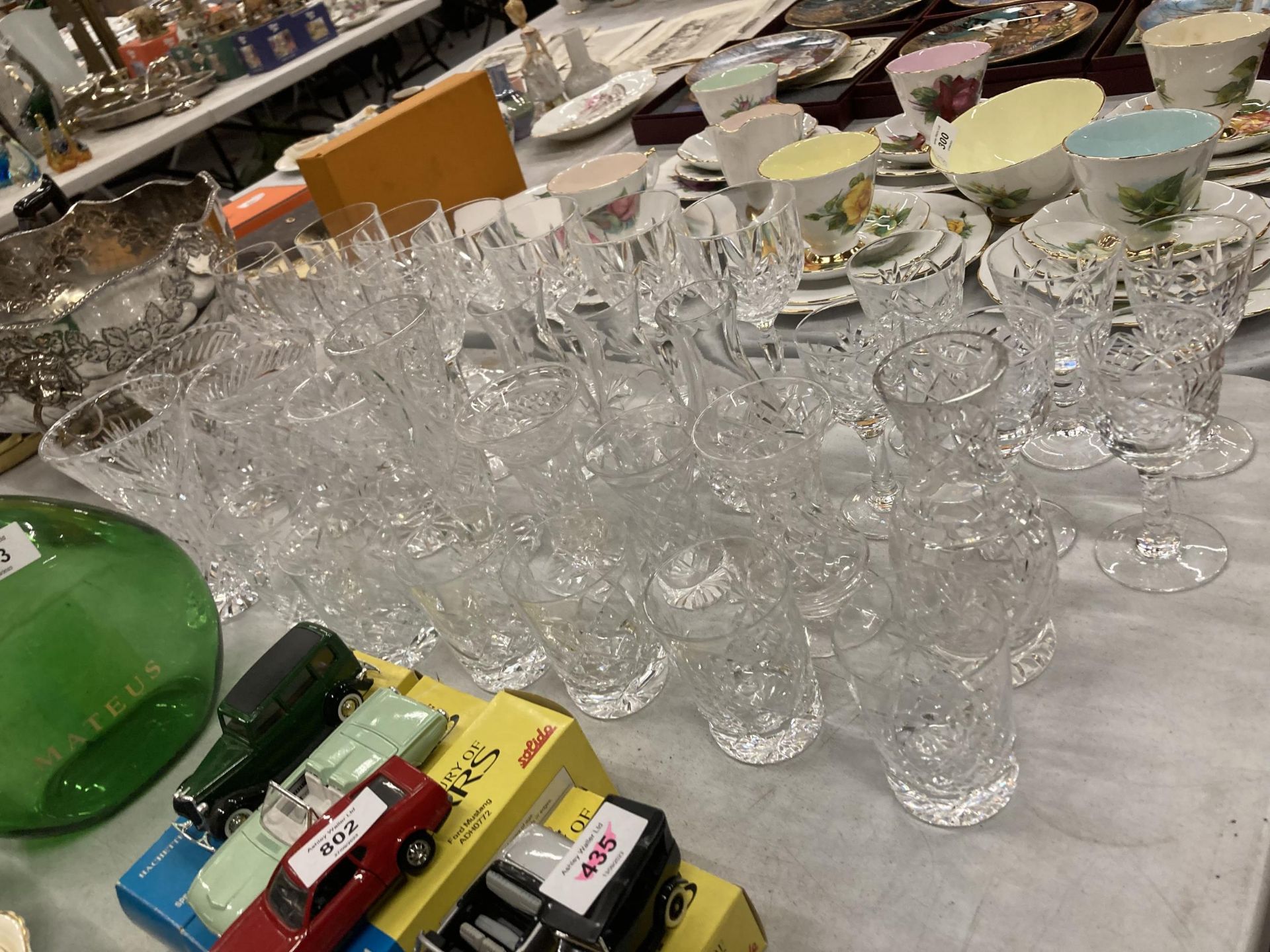 A LARGE COLLECTION OF CUT GLASS DRINKING GLASSES - Image 3 of 3