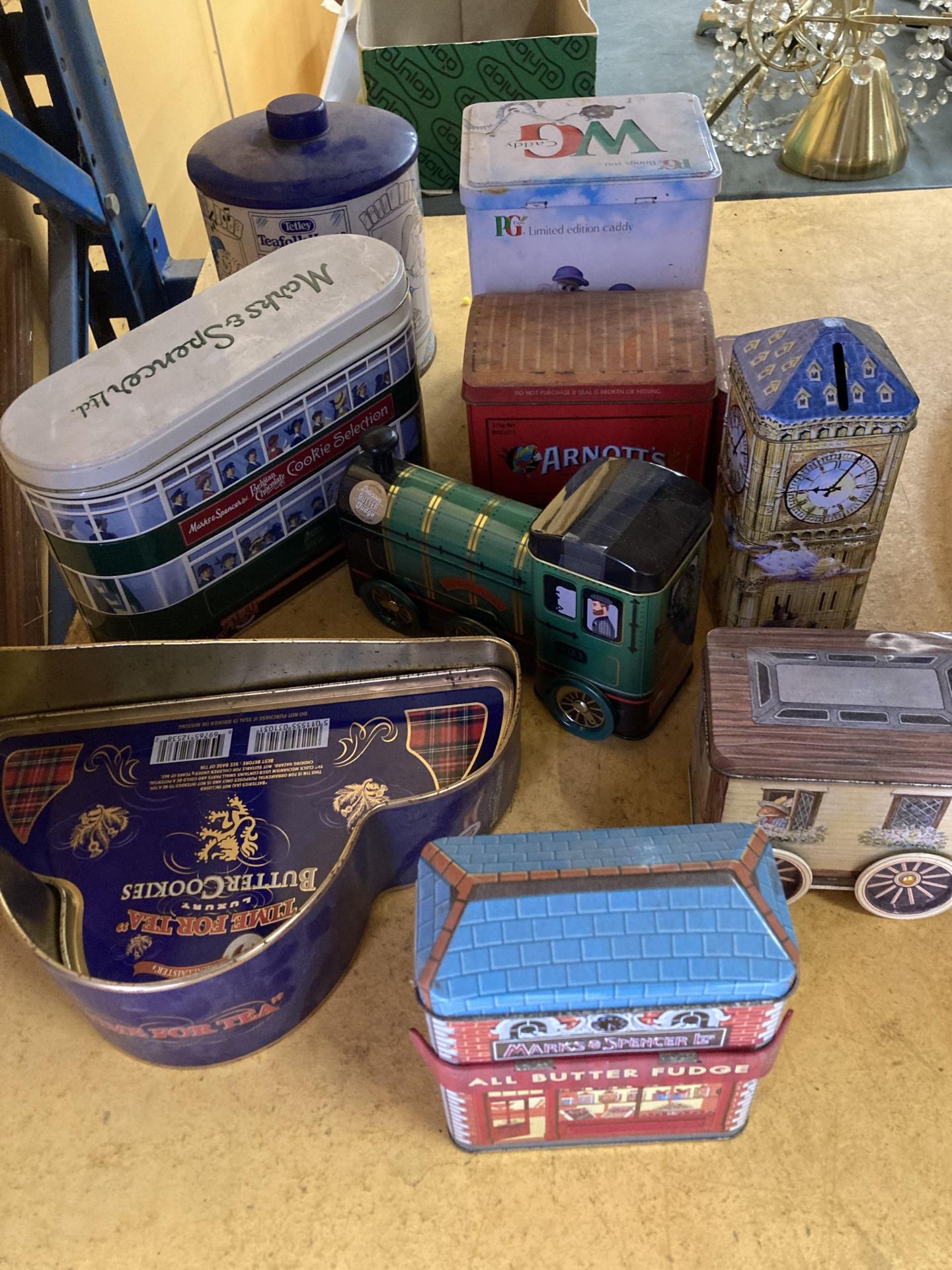A COLLECTION OF ADVERTISING TINS TO INCLUDE MARKS AND SPENCER, ARNOTT'S BISCUITS, PG TIPS, ETC