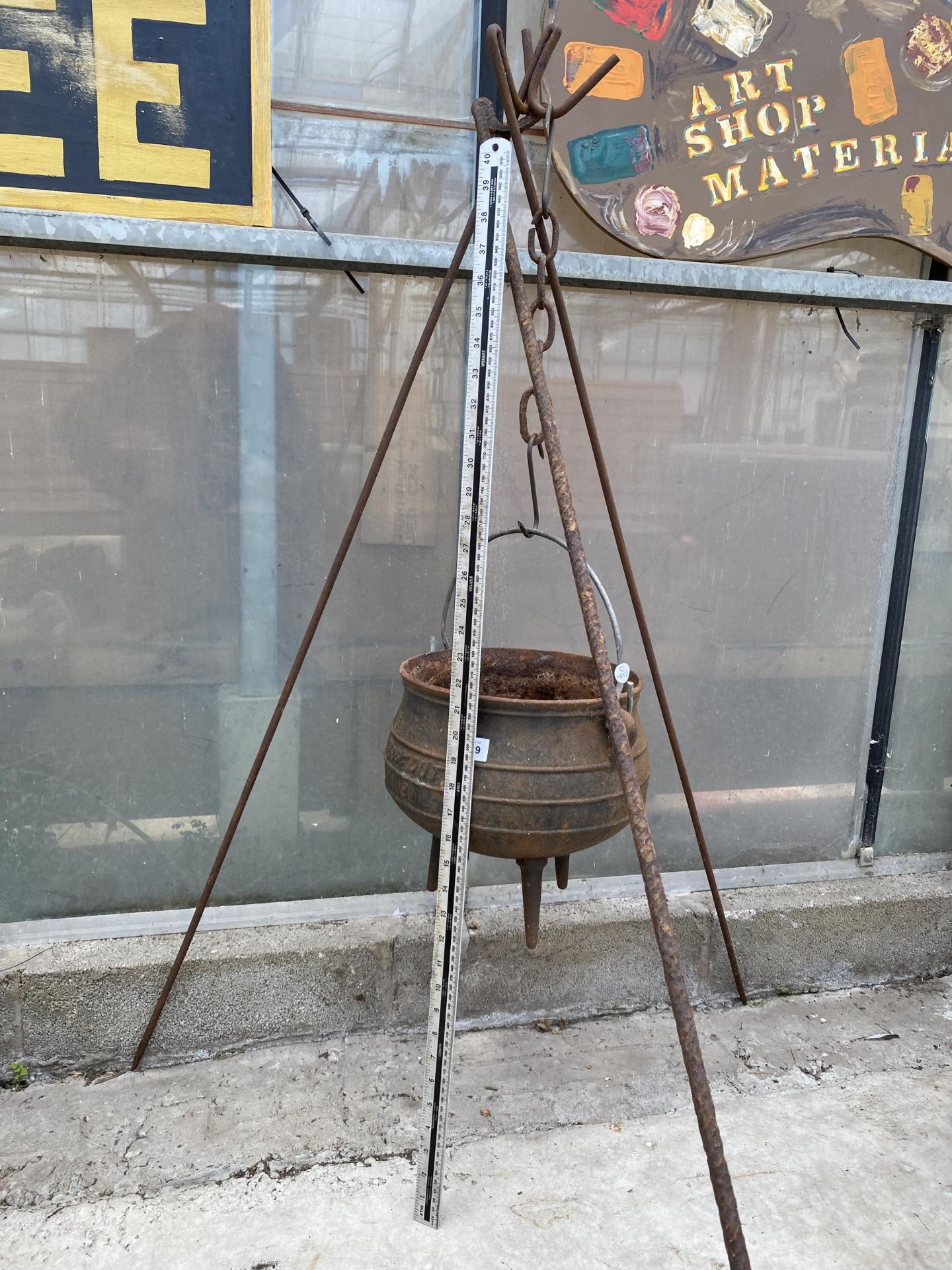 A VINTAGE CAST IRON COOKING POT WITH TRIPOD STEEL FRAME - Image 2 of 4
