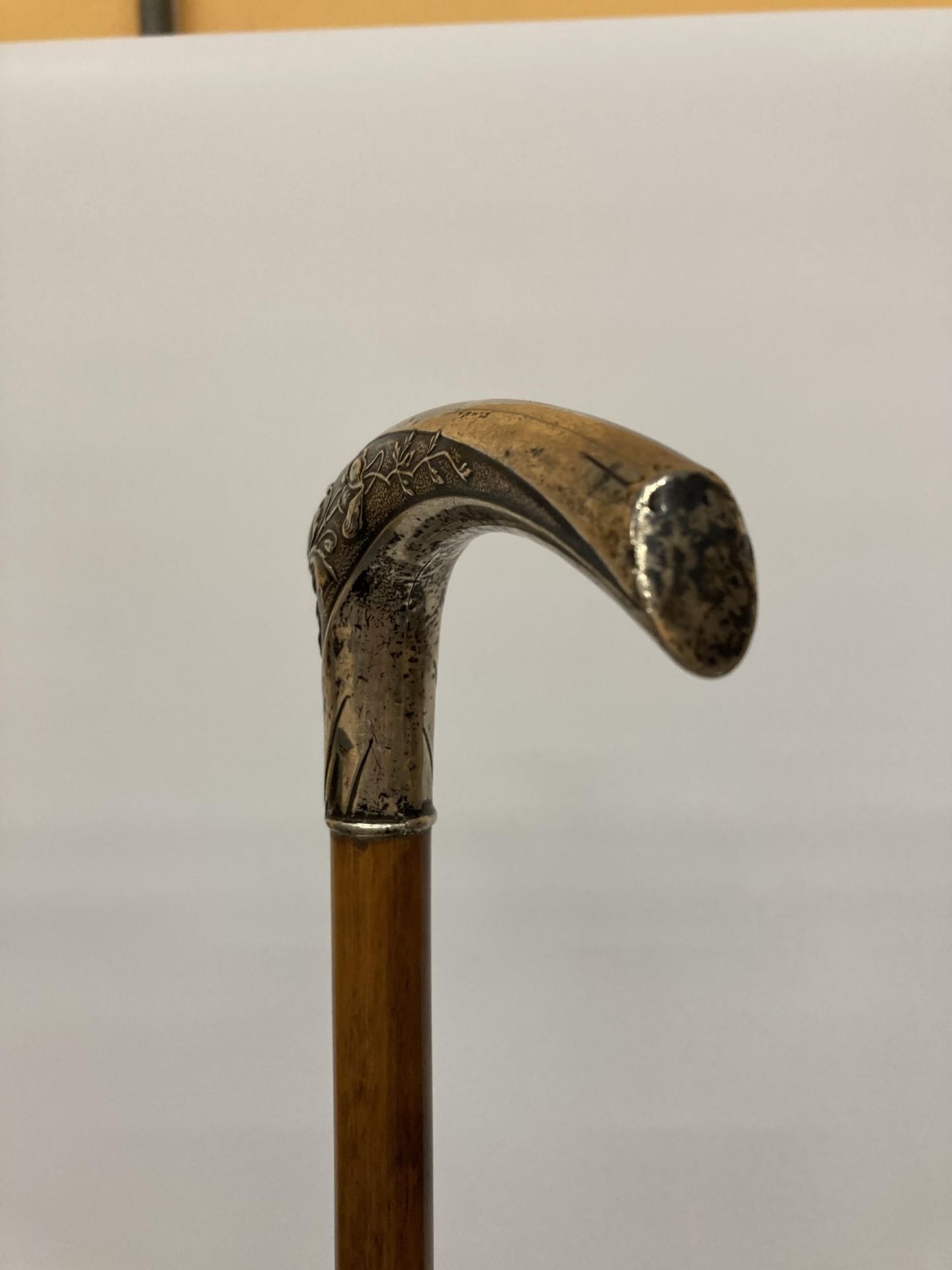 A BELIEVED SILVER TOPPED WALKING STICK WITH FLORAL CHASED AND ENGRAVED DESIGN - Image 5 of 5