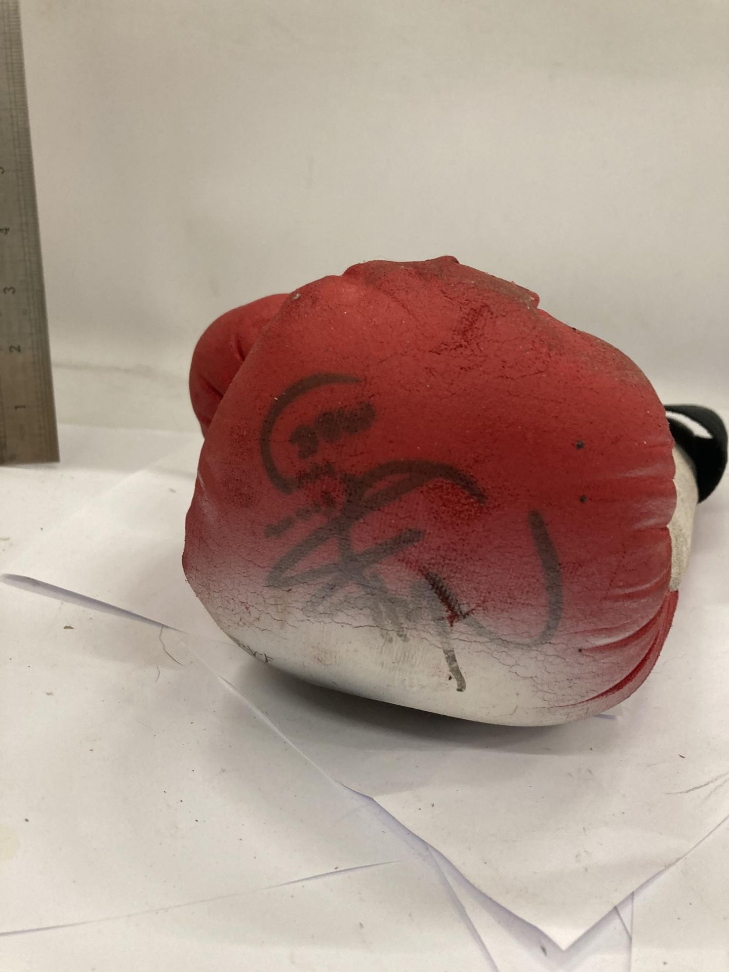 A SIGNED NASEEM HAMED BOXING GLOVE - Image 3 of 4