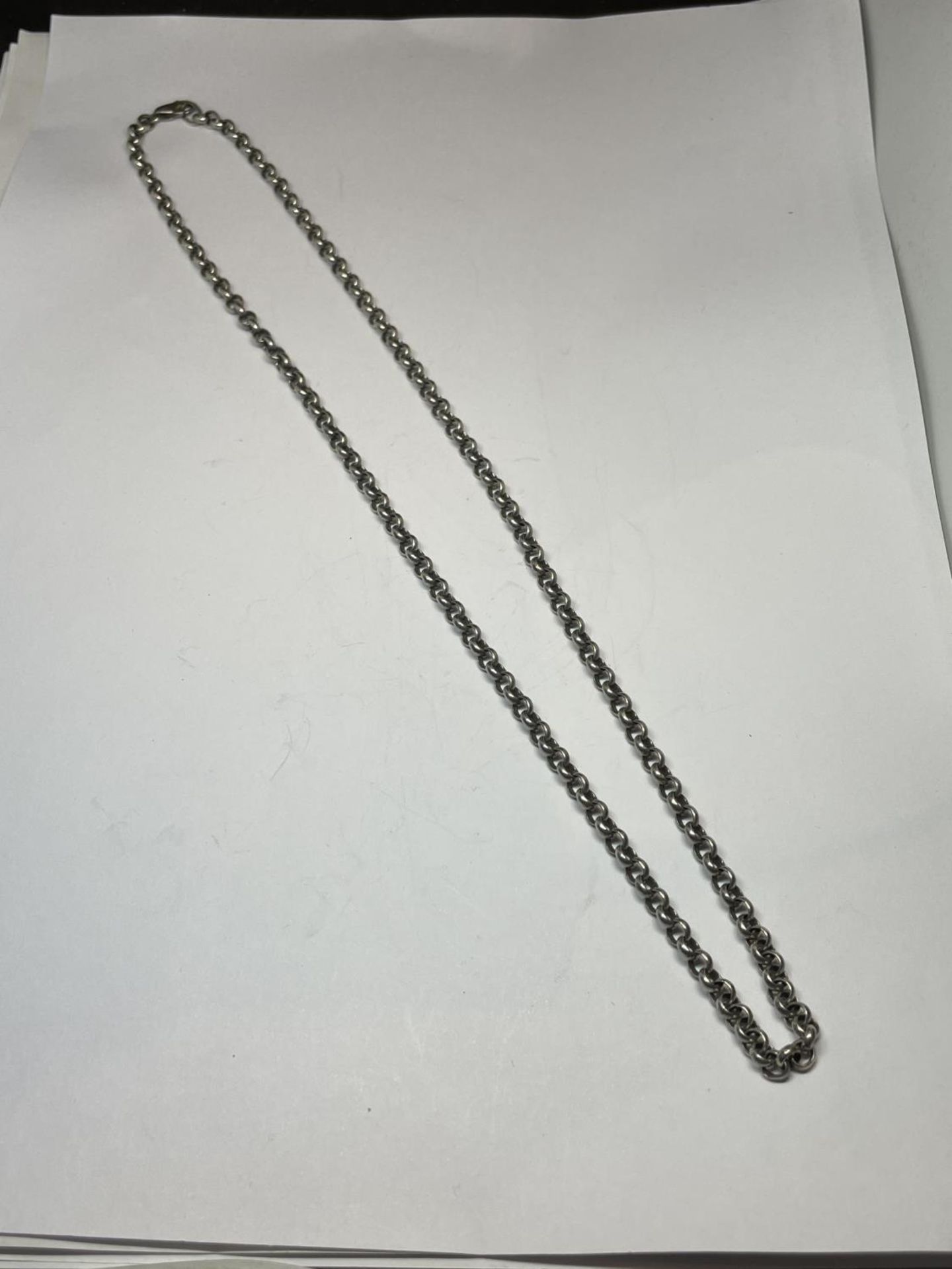 A SILVER BELCHER CHAIN NECKLACE LENGTH 24 INCHES