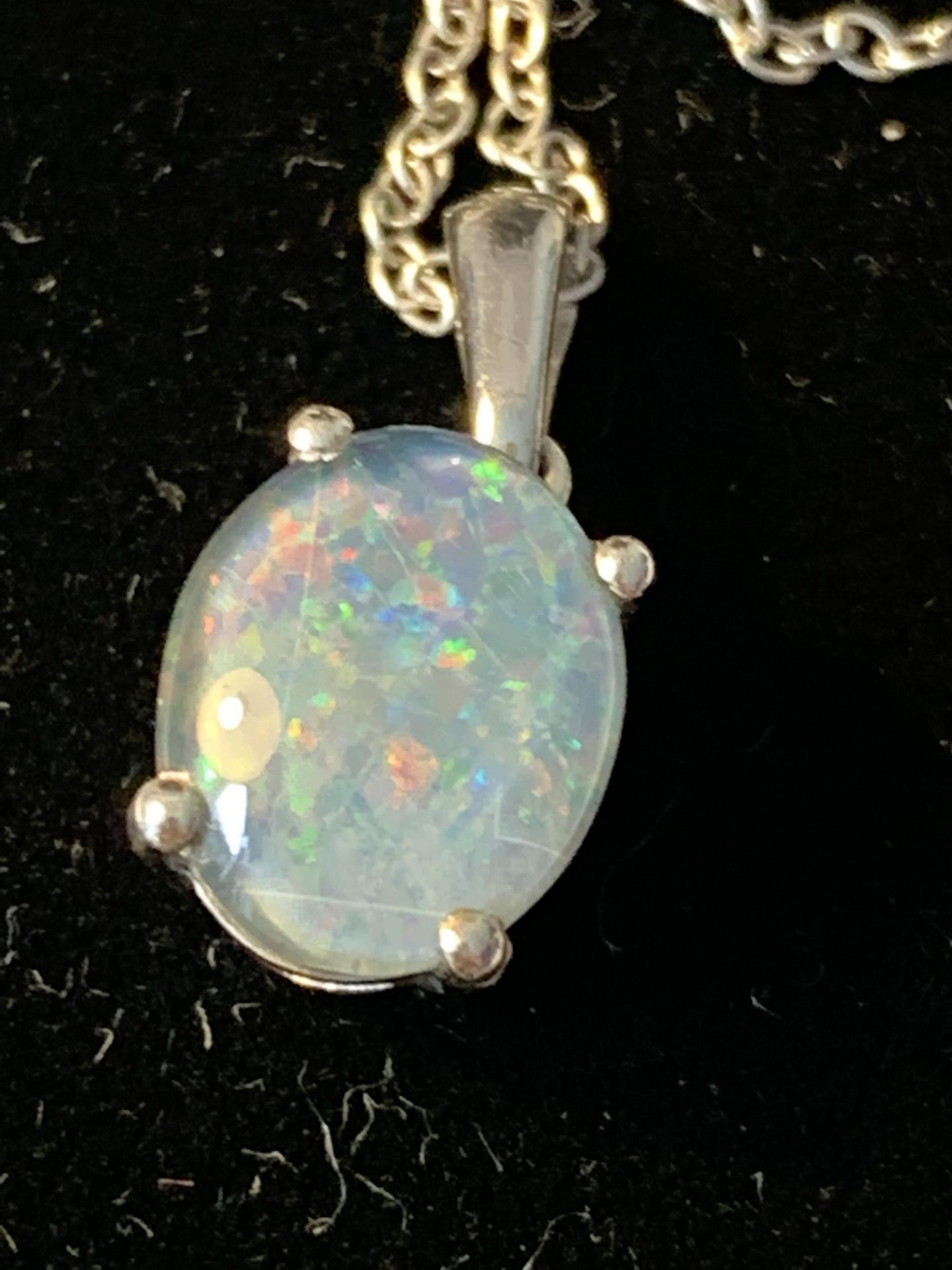 A SILVER NECKLACE WITH A PALE BLUE OPAL STYLE PENDANT IN A PRESENTATION BOX - Bild 2 aus 3