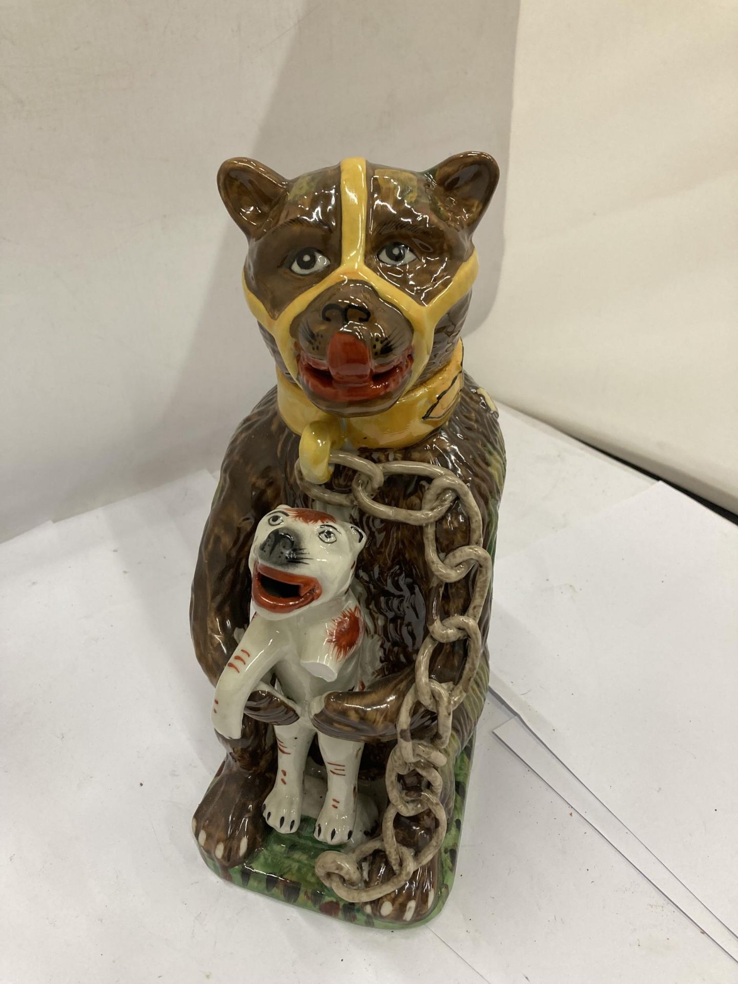 A MAJOLICA STYLE BEAR JUG DEPICTING A CHAINED BEAR HOLDING A DOG, DOGS ARM A/F - Image 2 of 5