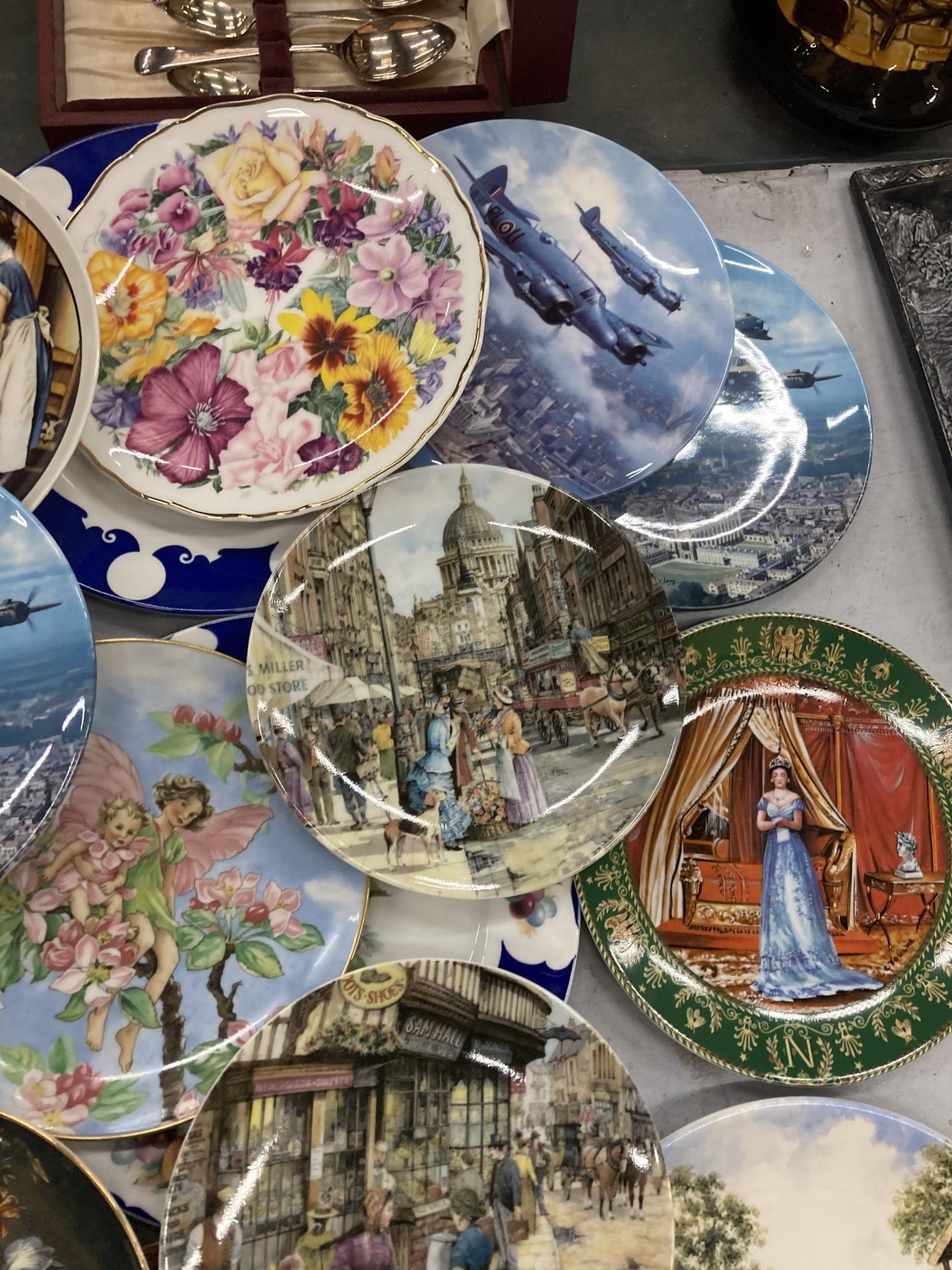A GROUP OF COLLECTABLE CABINET PLATES - Image 4 of 5