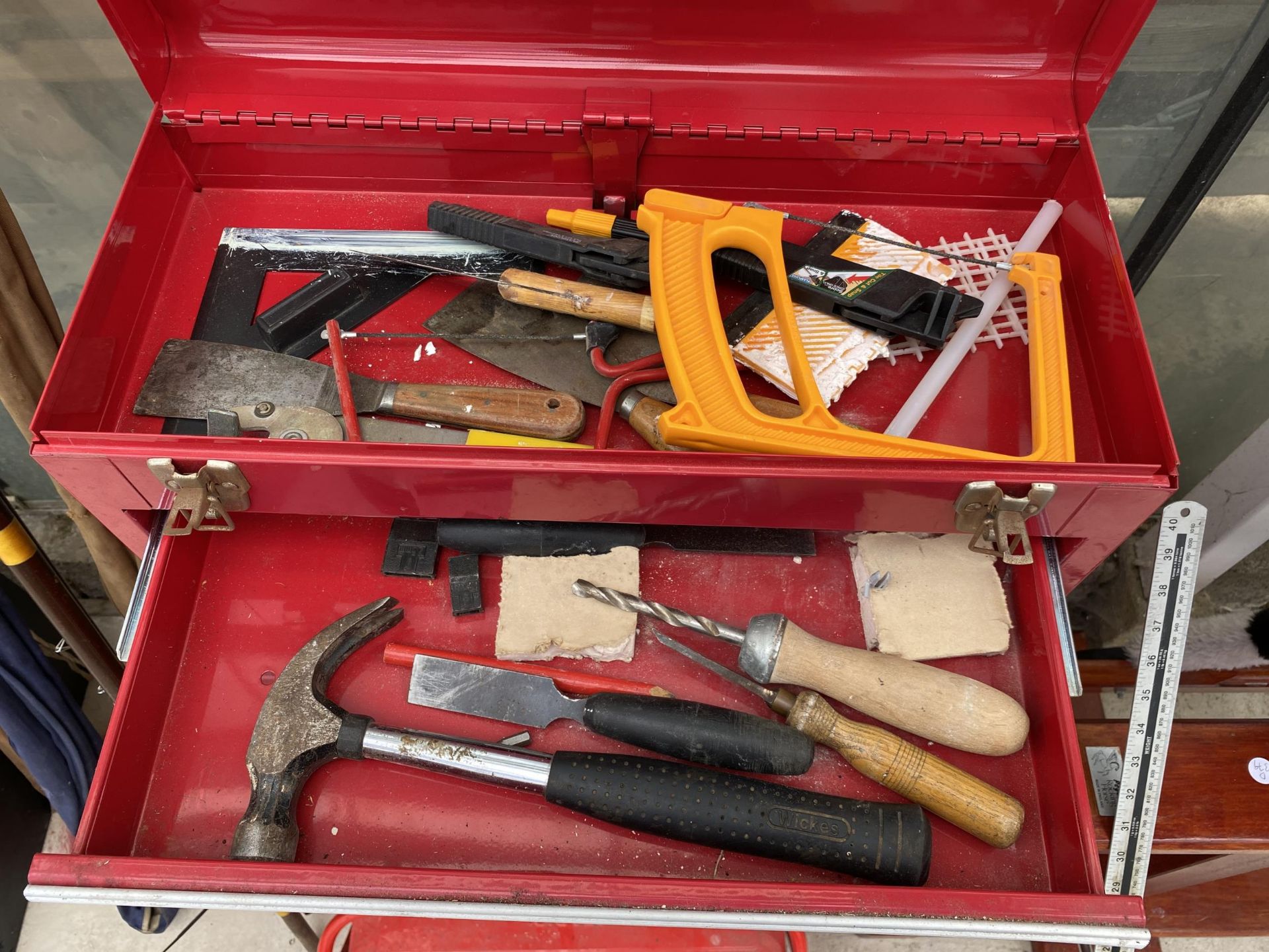 A FOUR WHEELED WORKSHOP TOOL TROLLEY, TWO METAL TOOL BOXES AND AN ASSORTMENT OF TOOLS TO INCLUDE - Image 4 of 5