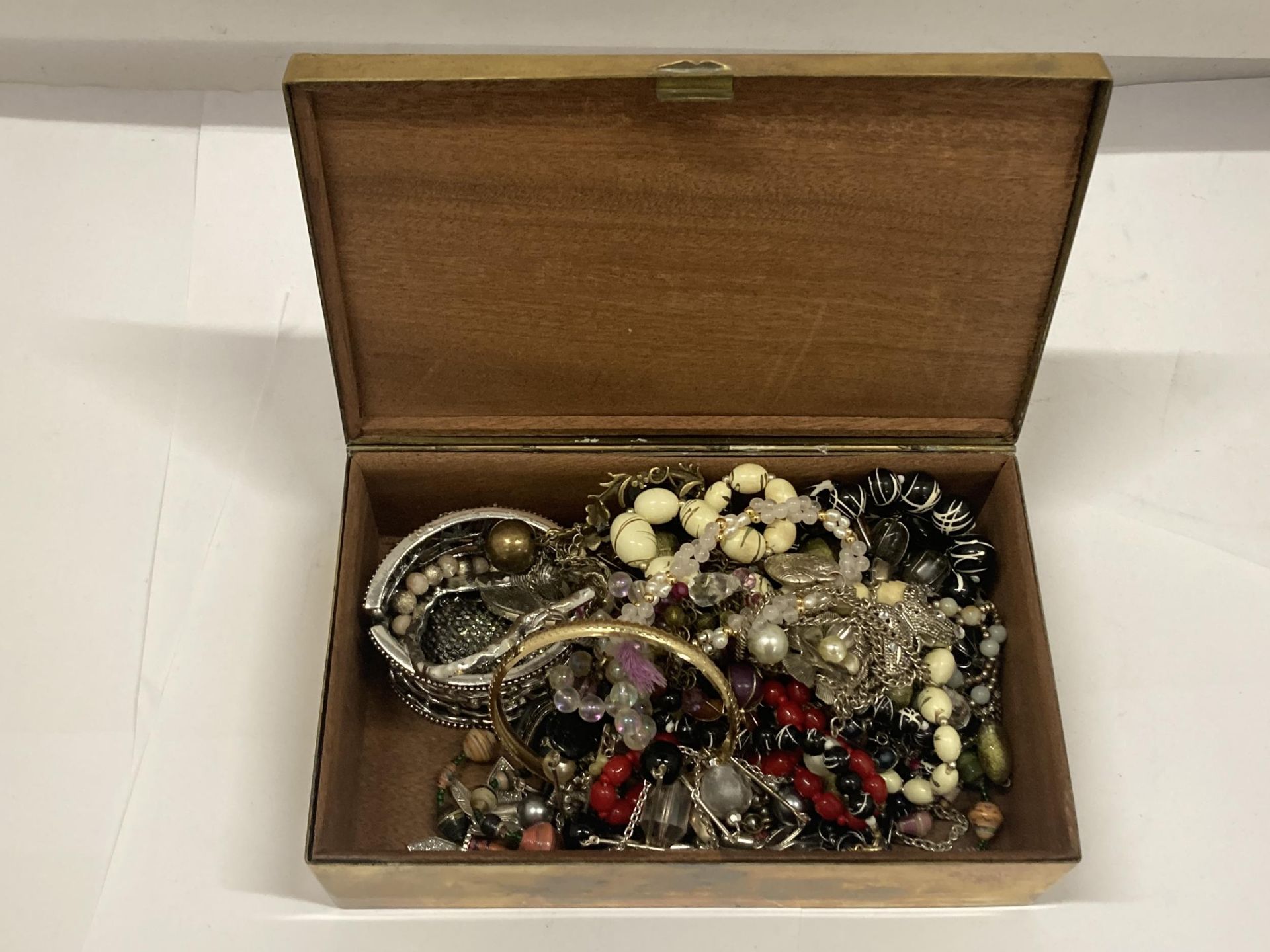 A QUANTITY OF COSTUME JEWELLERY TO INCLUDE NECKLACES, BANGLES, ETC IN A VINTAGE BRASS BOX WITH - Bild 2 aus 3