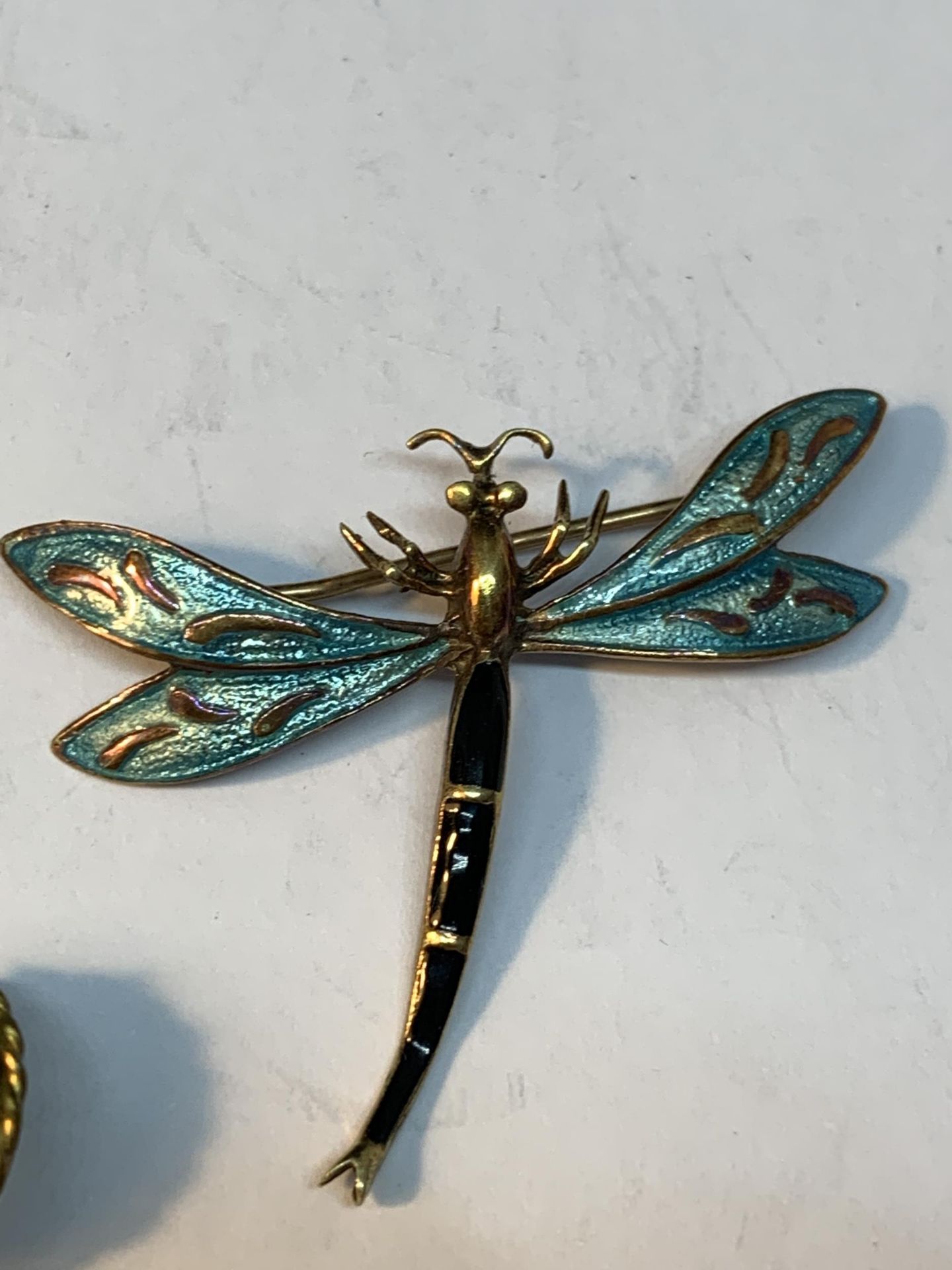 FIVE BROOCHES TO INCLUDE AN ENAMELLED DRAGONFLY, TWO SILVER, A DECO LADY AND A PIN STICK - Image 2 of 5