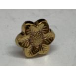 A 9 CARAT GOLD FLOWER DESIGN EARRING