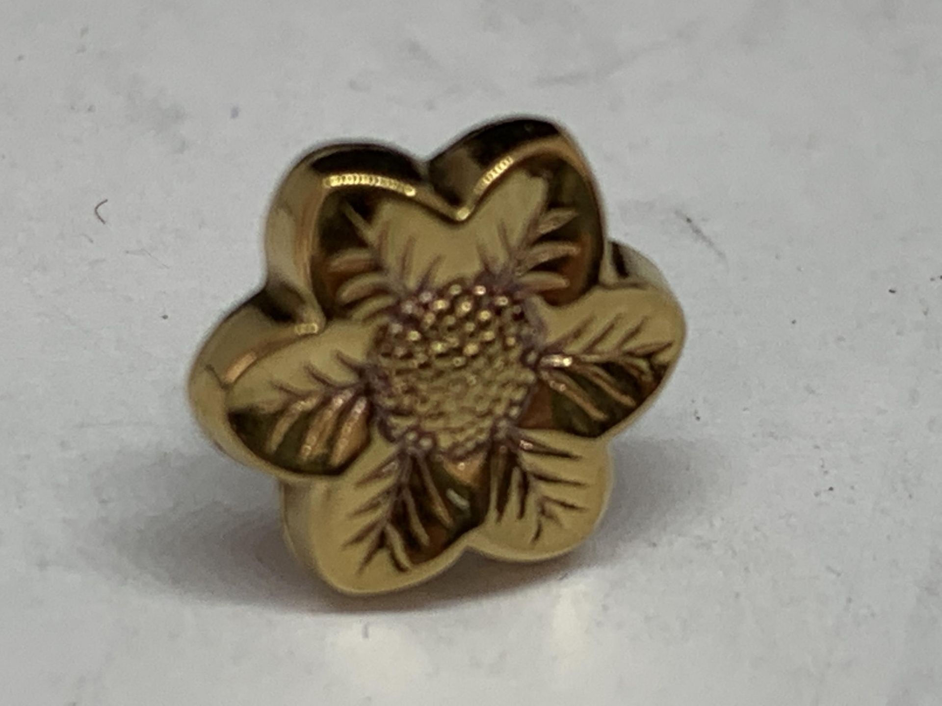 A 9 CARAT GOLD FLOWER DESIGN EARRING