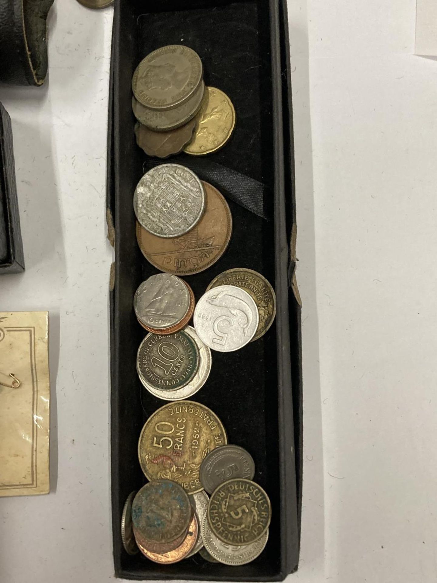 VARIOUS ITEMS TO INCLUDE FOREIGN COINS, ENAMEL CHARMS, AN ORDER OF THE ANCIENT FORESTERS - Bild 4 aus 5