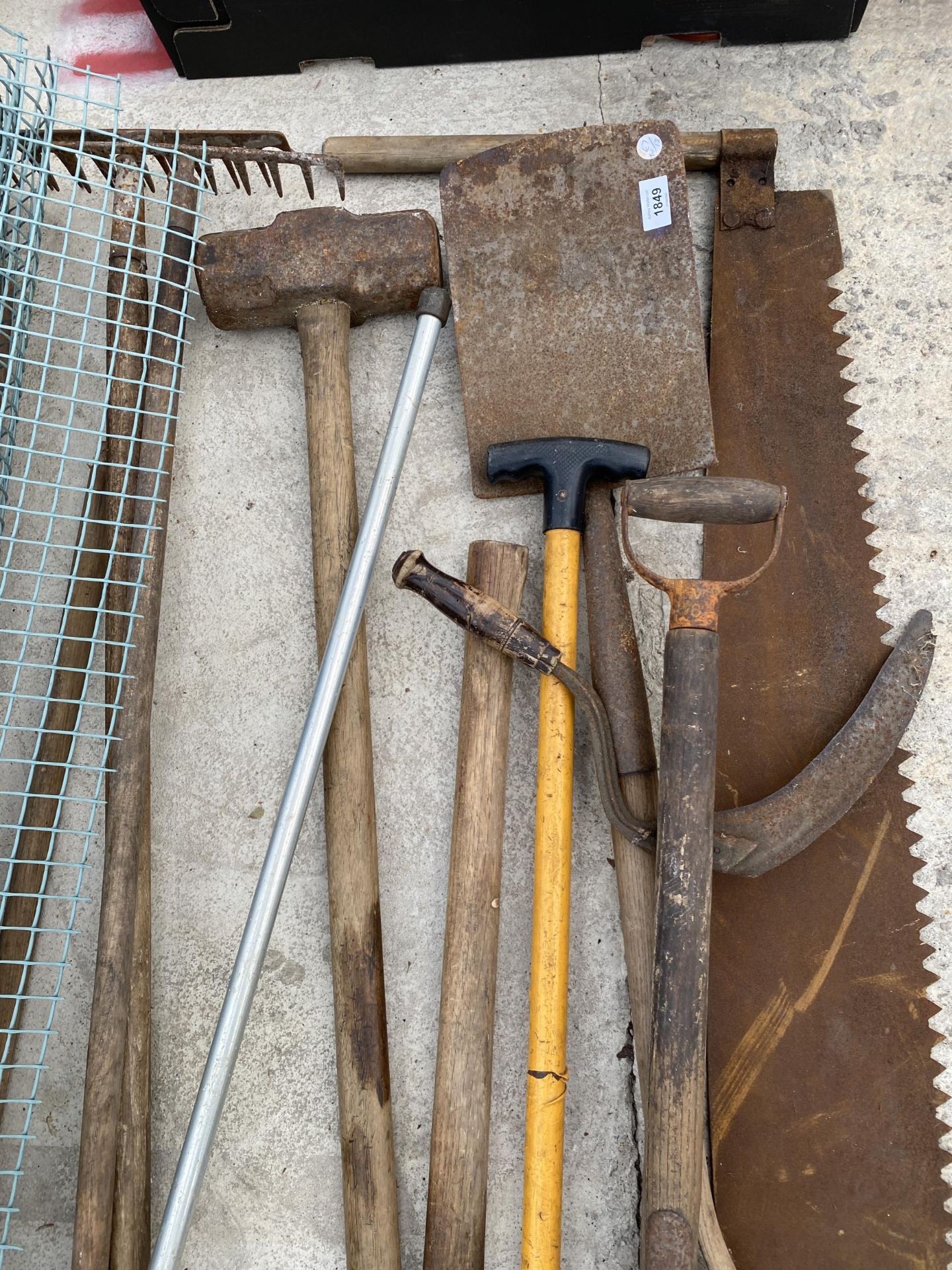 AN ASSORTMENT OF VINTAGE GARDEN TOOLS TO INCLUDE FORKS AND BRUSHES ETC - Bild 3 aus 4