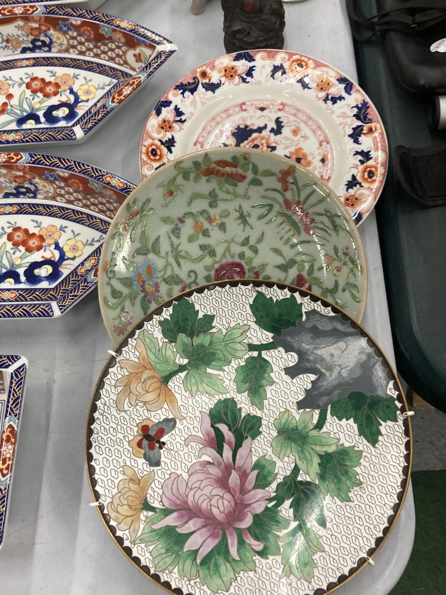 A QUANTITY OF ORIENTAL AND ORIENTAL STYLE ITEMS TO INCLUDE PLATES, A VASE, FIGURES, ETC - Bild 2 aus 5