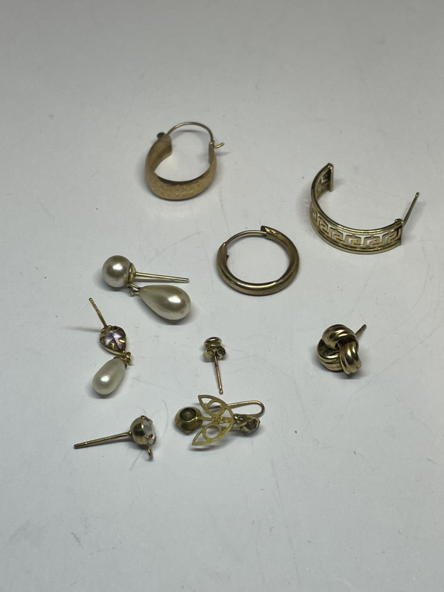 A QUANTITY OF SCRAP GOLD ITEMS