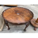 A MID 20TH CENTURY COFFEE TABLE, 24" DIAMETER, ON CABRIOLE LEGS