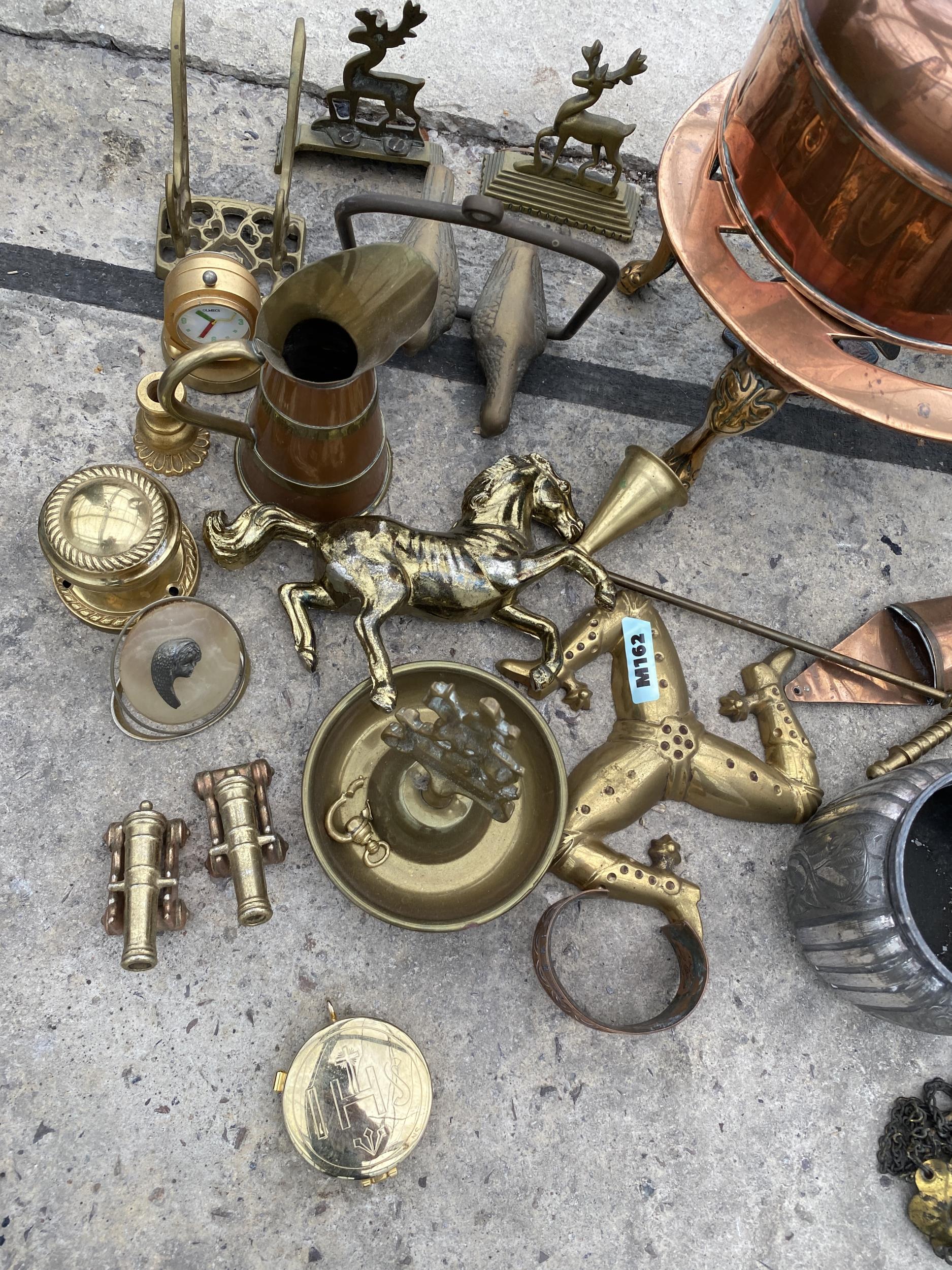 AN ASSORTMENT OF BRASS AND COPPER ITEMS TO INCLUDE A KETTLE AND TRIVET, CANONS AND JUGS ETC - Image 2 of 4
