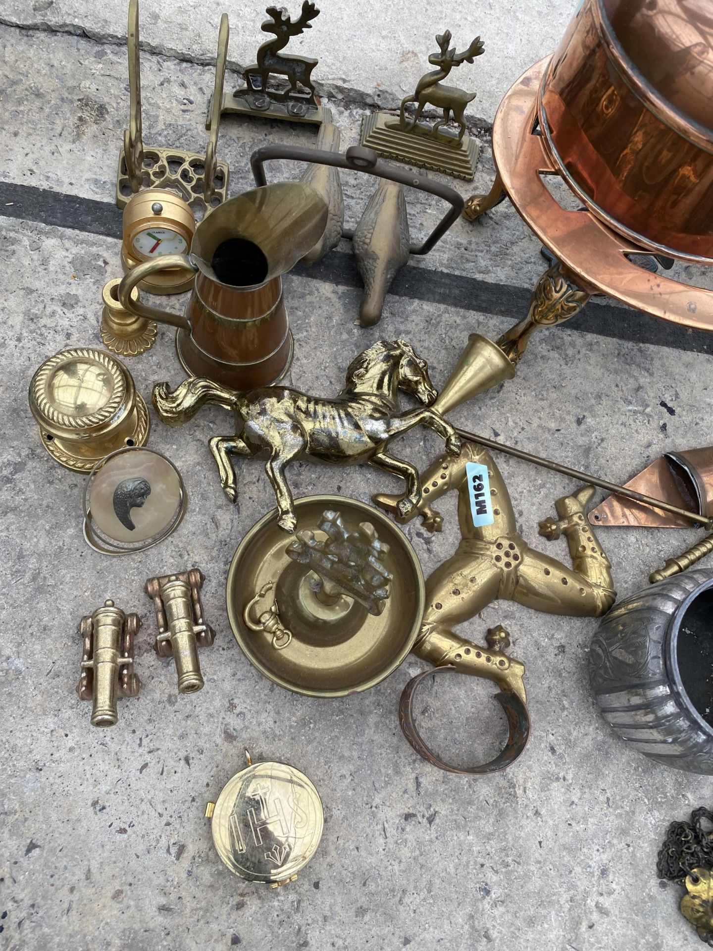 AN ASSORTMENT OF BRASS AND COPPER ITEMS TO INCLUDE A KETTLE AND TRIVET, CANONS AND JUGS ETC - Bild 2 aus 4