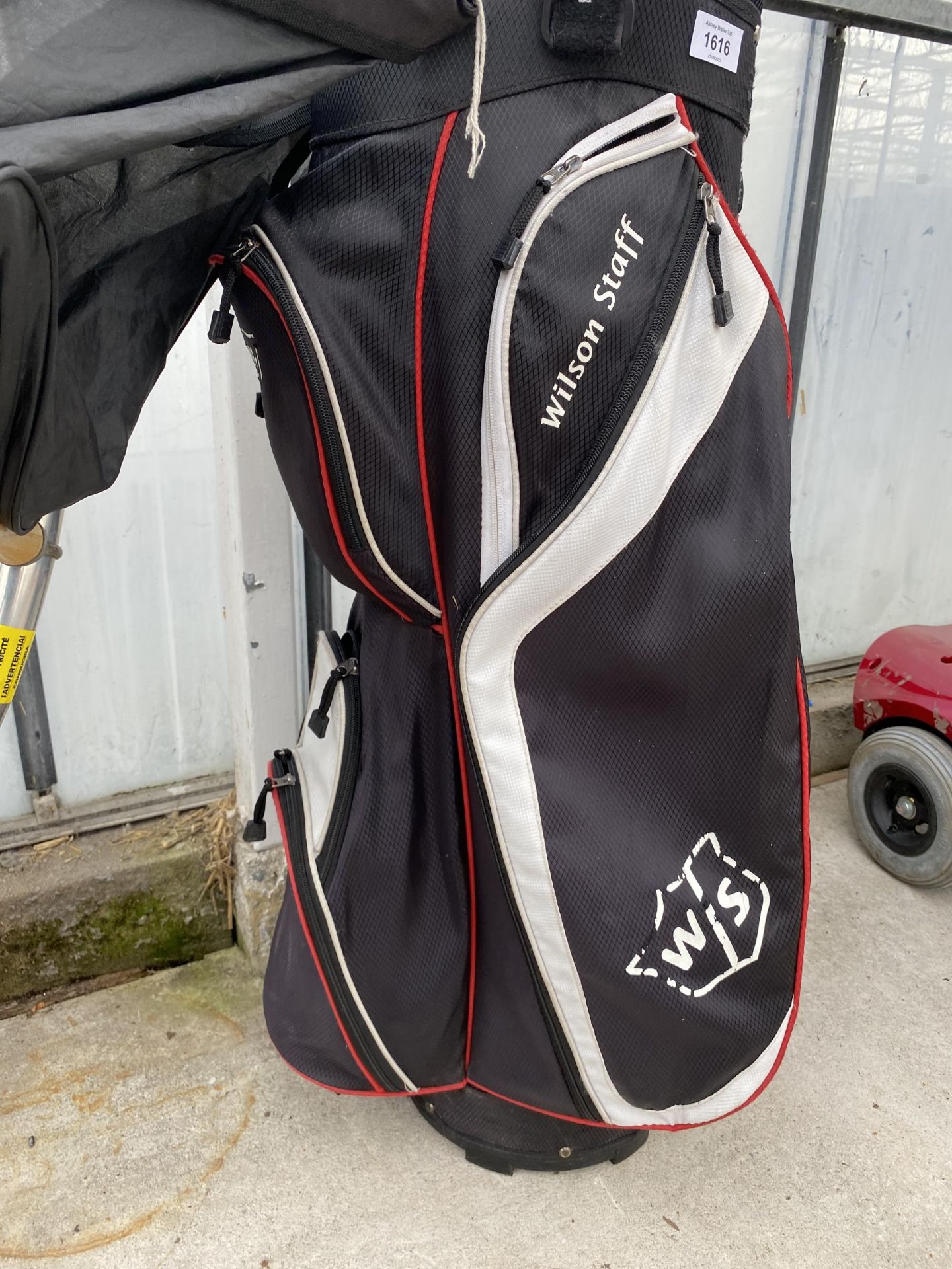 A WILSON STAFF GOLF BAG WITH AN ASSORTMENT OF GOLF CLUBS TO INCLUDE PING ETC - Bild 3 aus 3